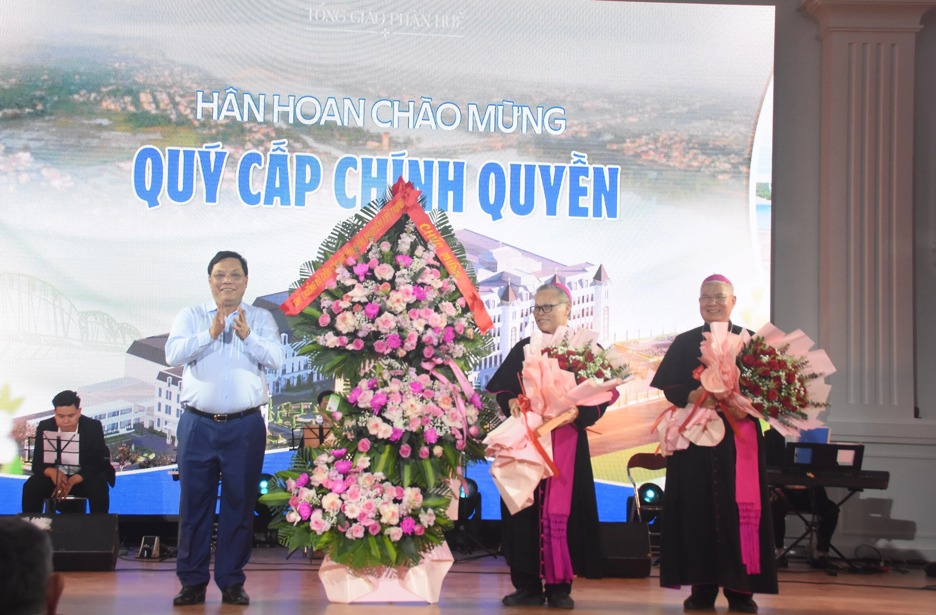 Lãnh đạo tỉnh Quảng Trị thăm, chúc mừng Tòa Tổng giám mục Huế khánh thành Trung tâm mục vụ Tổng Giáo phận Huế