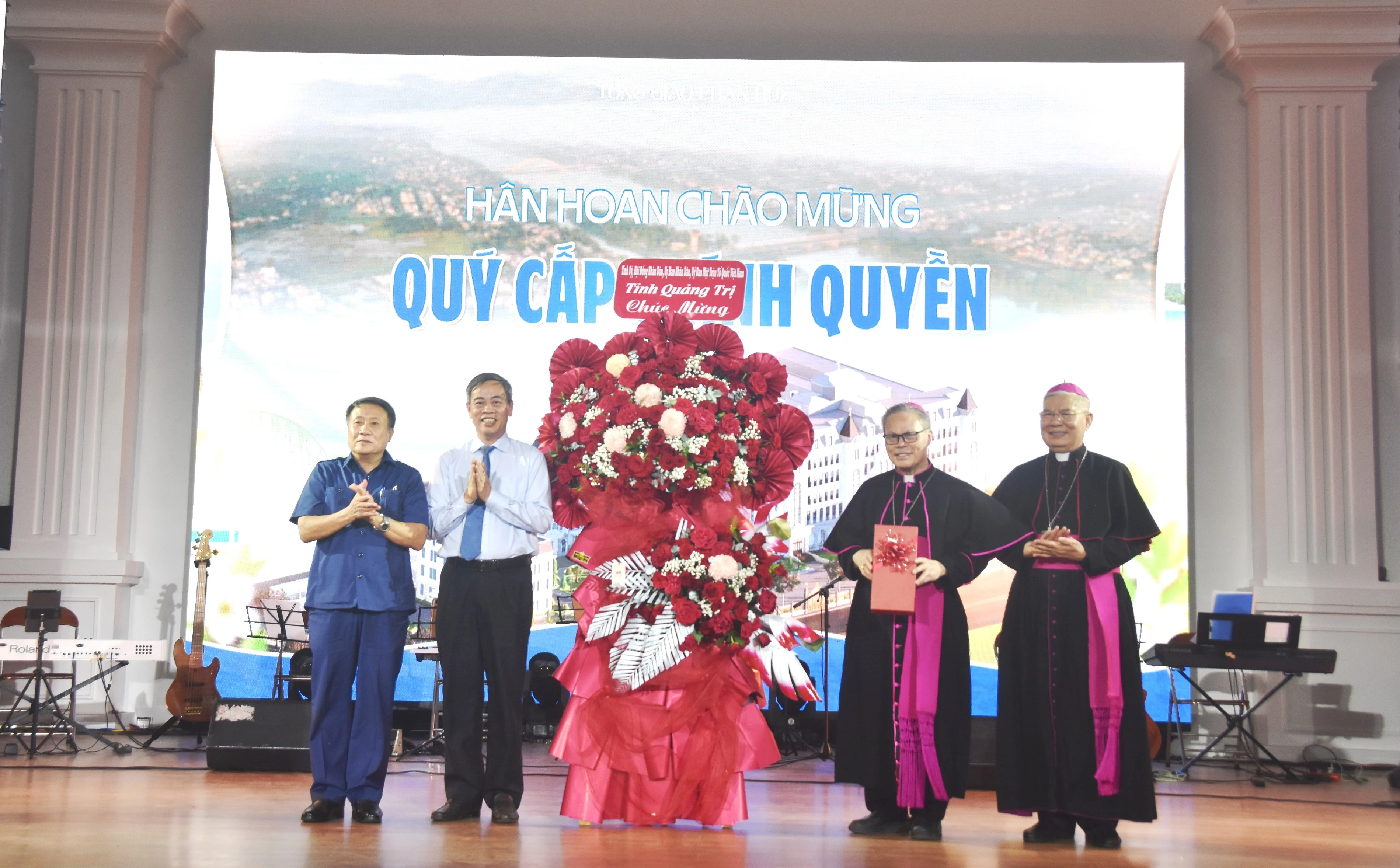 Lãnh đạo tỉnh Quảng Trị thăm, chúc mừng Tòa Tổng giám mục Huế khánh thành Trung tâm mục vụ Tổng Giáo phận Huế