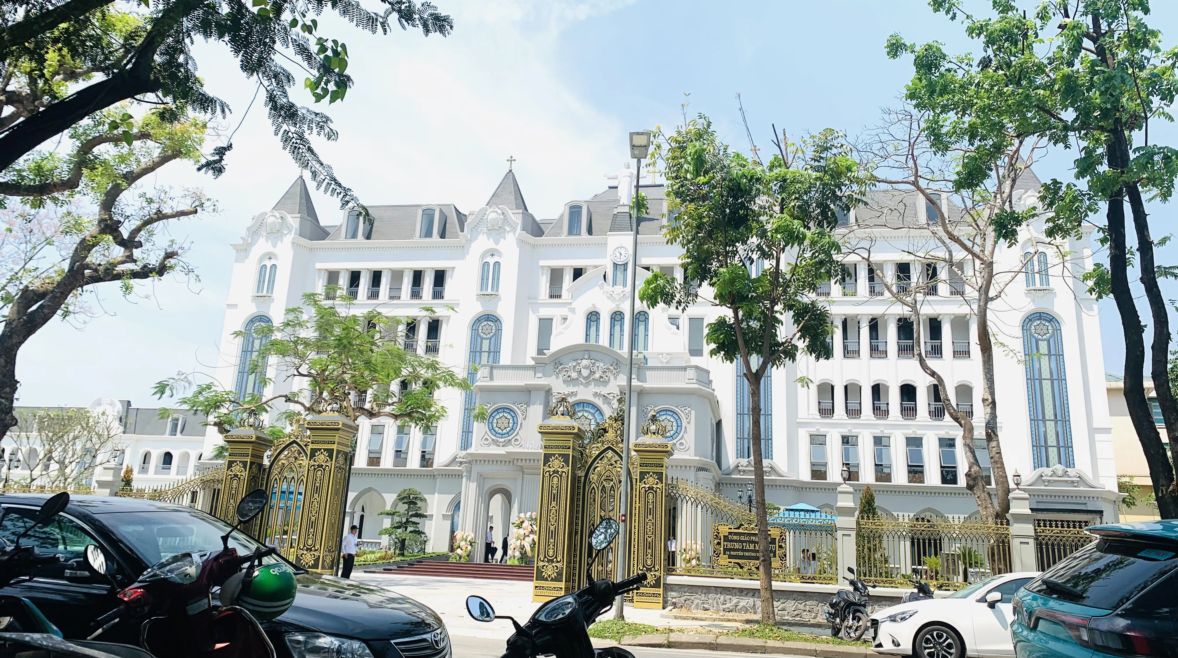 Lãnh đạo tỉnh Quảng Trị thăm, chúc mừng Tòa Tổng giám mục Huế khánh thành Trung tâm mục vụ Tổng Giáo phận Huế