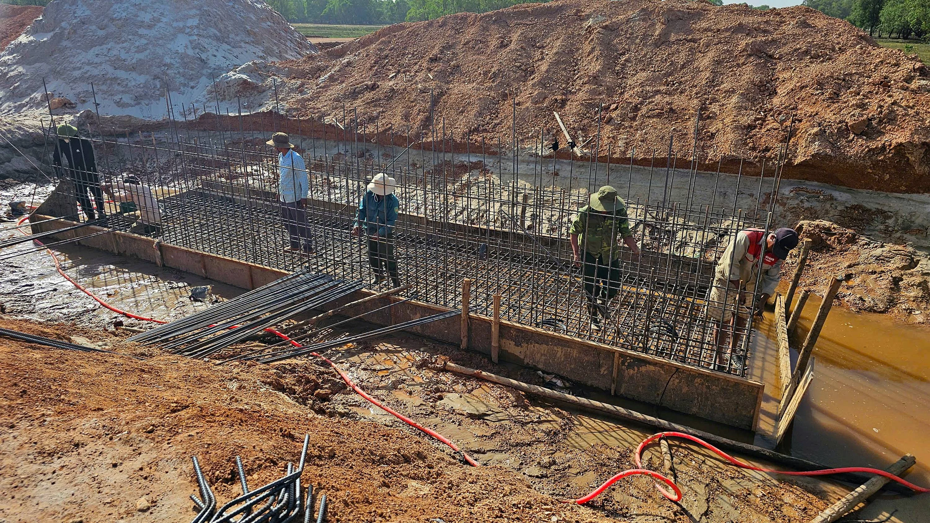Kiểm tra tình hình thực hiện các dự án đường ven biển