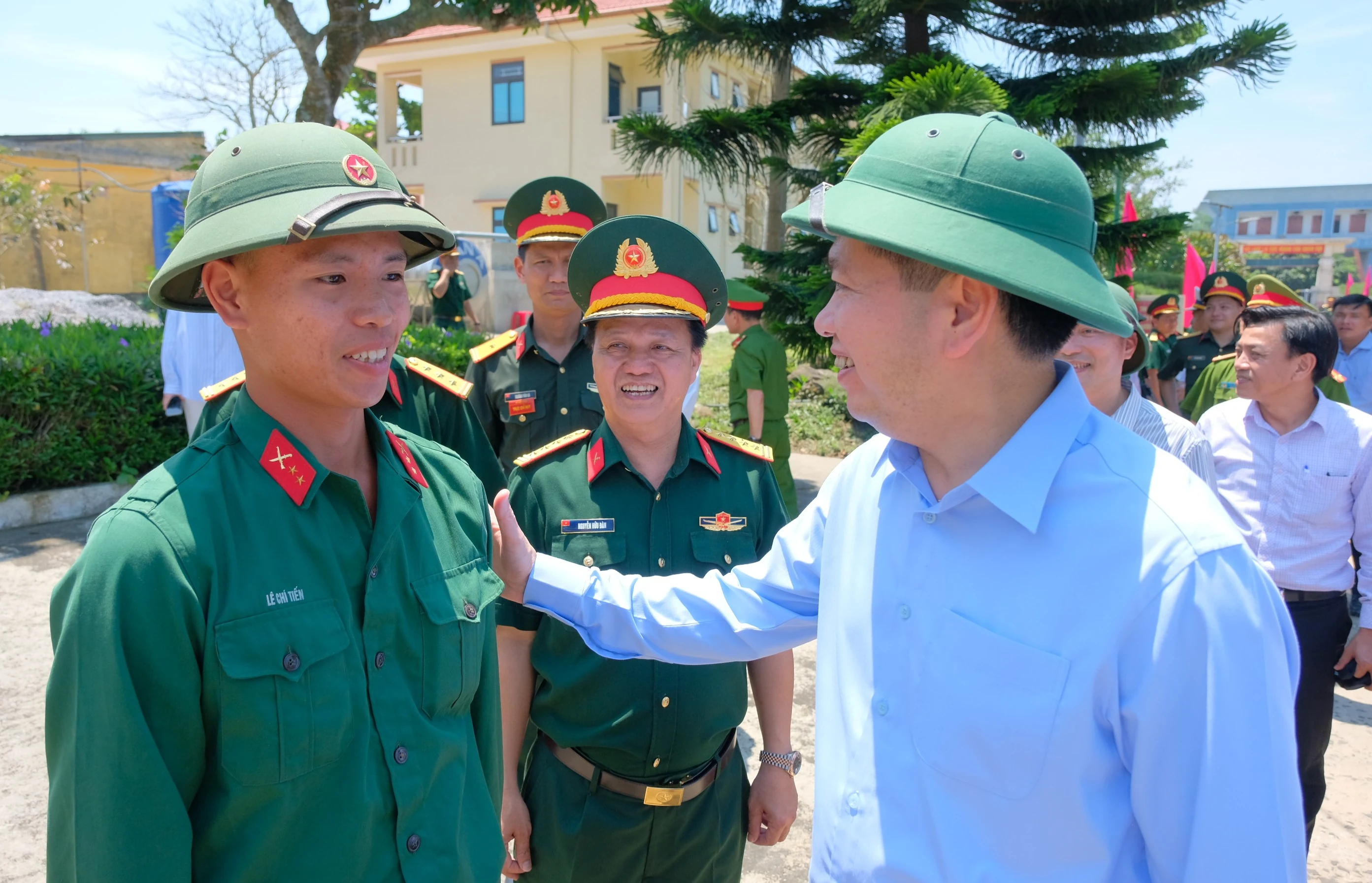 Bí thư Tỉnh ủy Nguyễn Long Hải làm việc với huyện đảo Cồn Cỏ