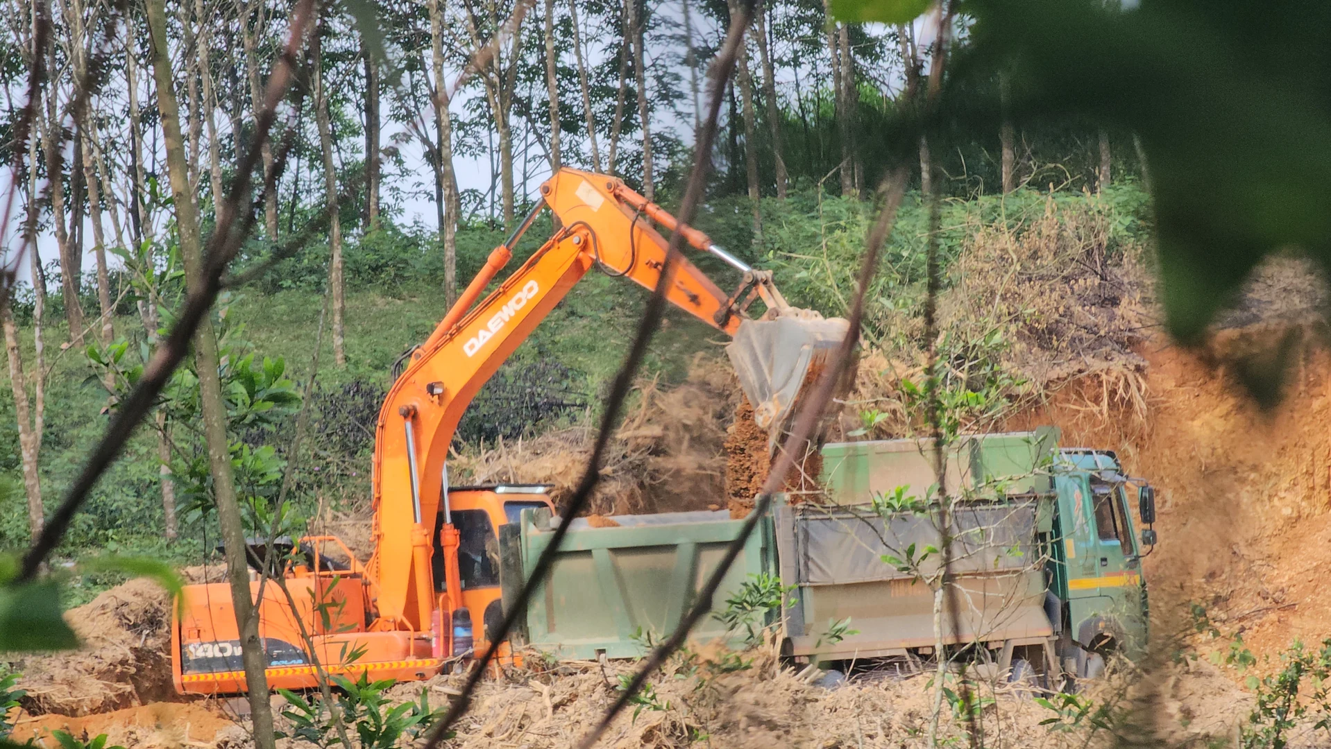 Ngang nhiên khai thác đất trái phép trong khu dân cư ở xã Linh Trường