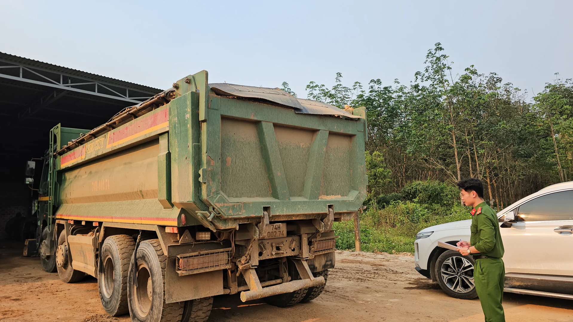 Ngang nhiên khai thác đất trái phép trong khu dân cư ở xã Linh Trường
