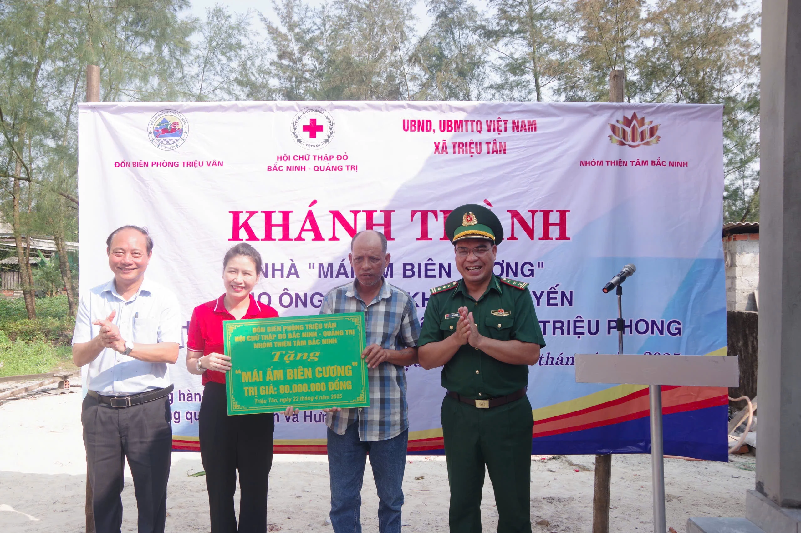 Bàn giao nhà “Mái ấm biên cương” cho hộ nghèo