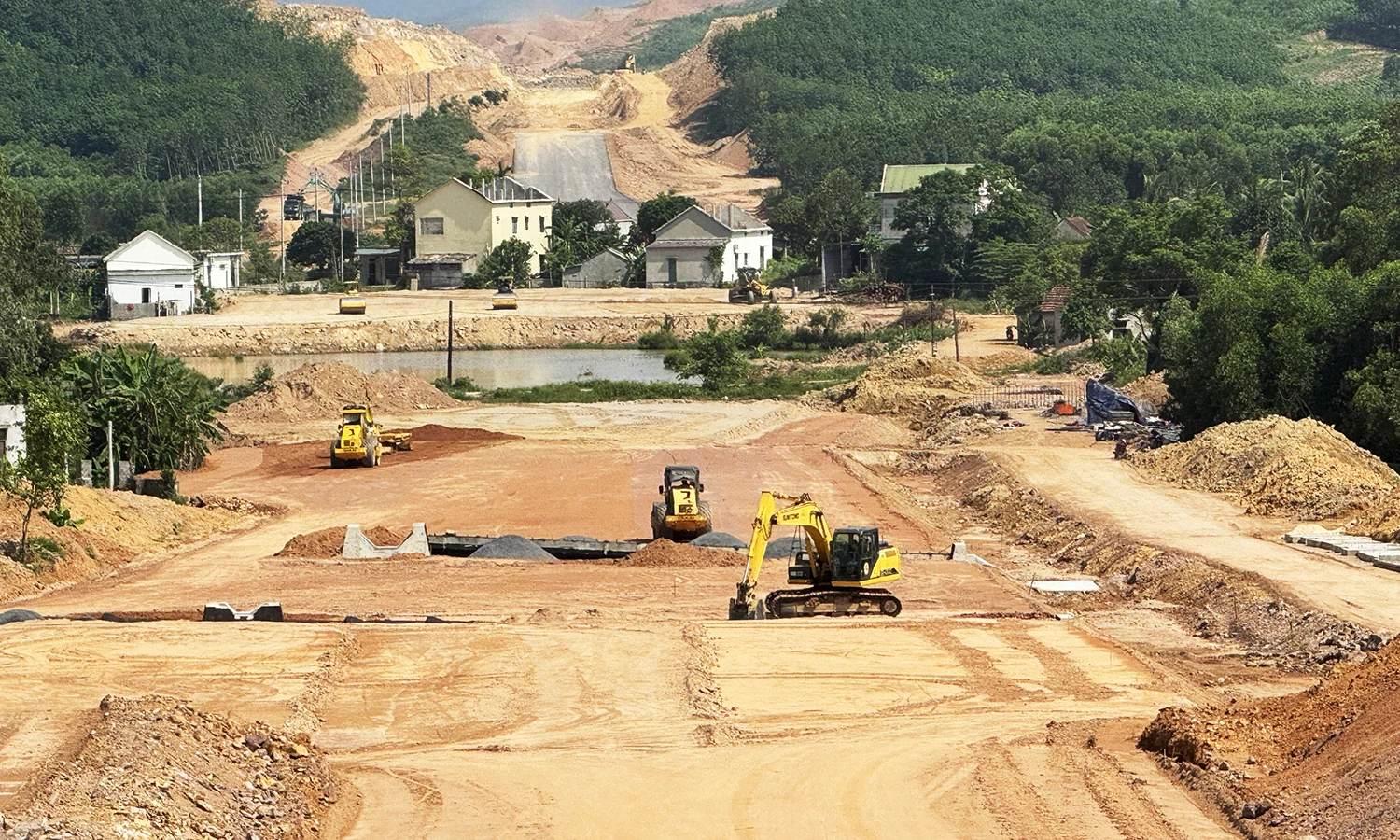Hoàn thành toàn bộ công tác giải phóng mặt bằng các dự án đường bộ cao tốc trước ngày 30/4/2025
