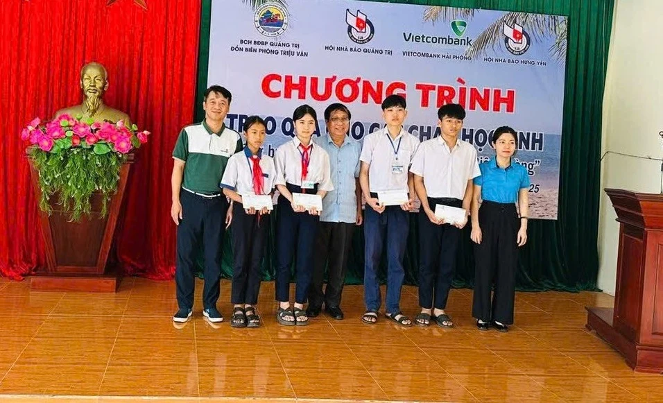 Trao 87 suất học bổng cho học sinh có hoàn cảnh khó khăn