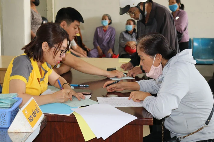 Thủ tướng chỉ đạo chi trả lương hưu tháng 5 trong tháng 4