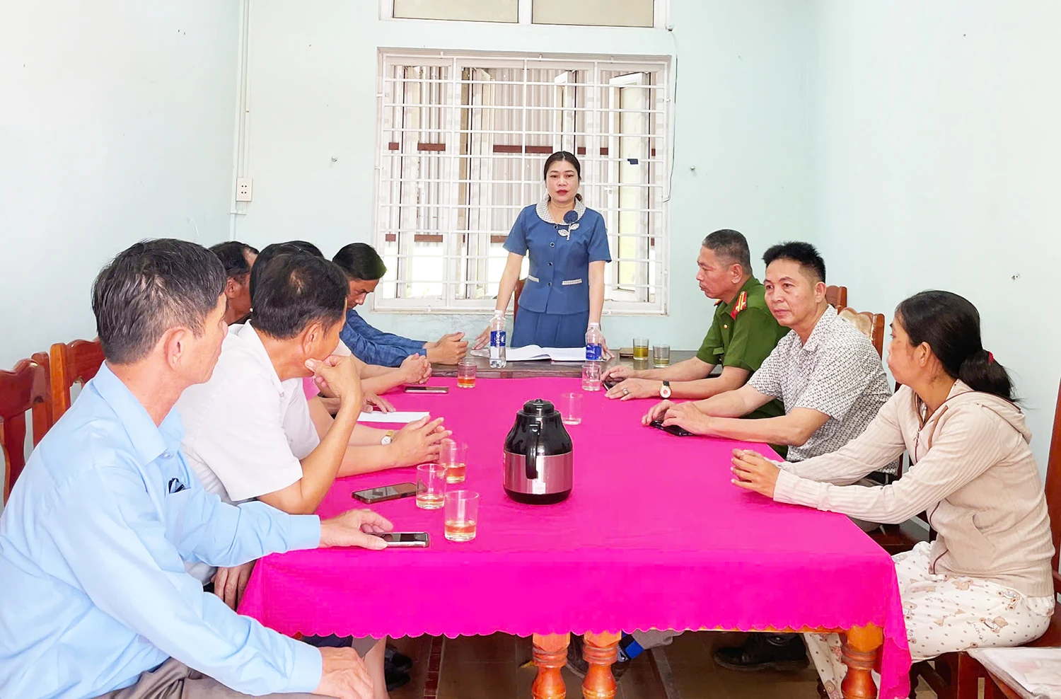 Xã họp bàn tìm cách giúp người mẹ 35 tuổi cùng 4 người con về quê sinh sống