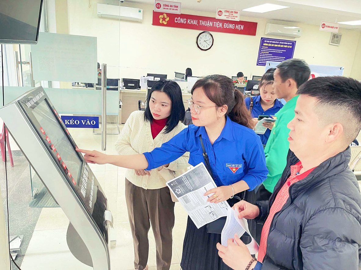 Xung kích giúp dân chuyển đổi số