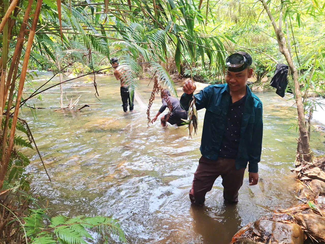 Săn cá mát ở suối Tà Puồng