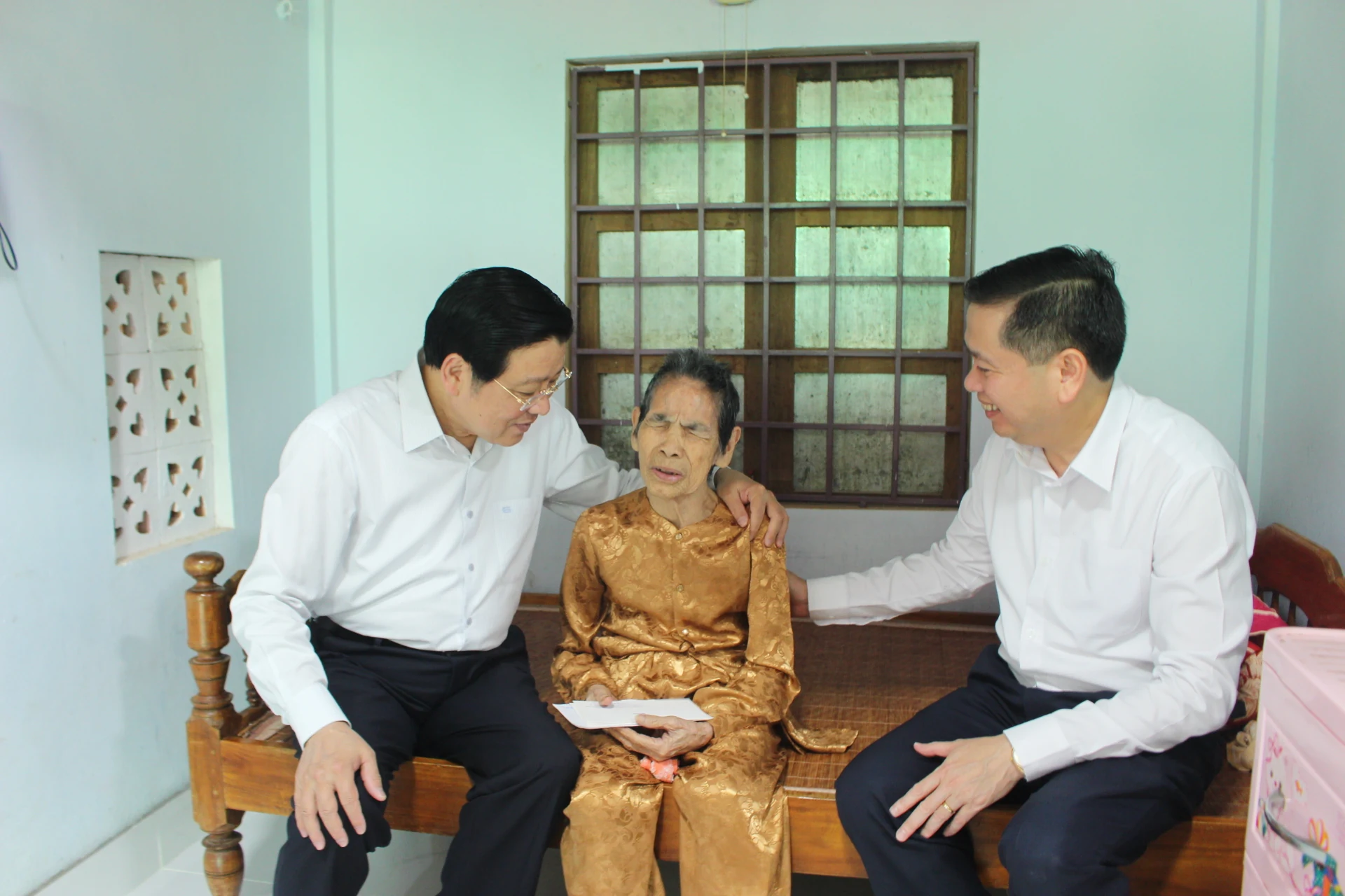 Trưởng Ban Nội chính Trung ương Phan Đình Trạc thăm, tặng quà cho người có công ở huyện Gio Linh