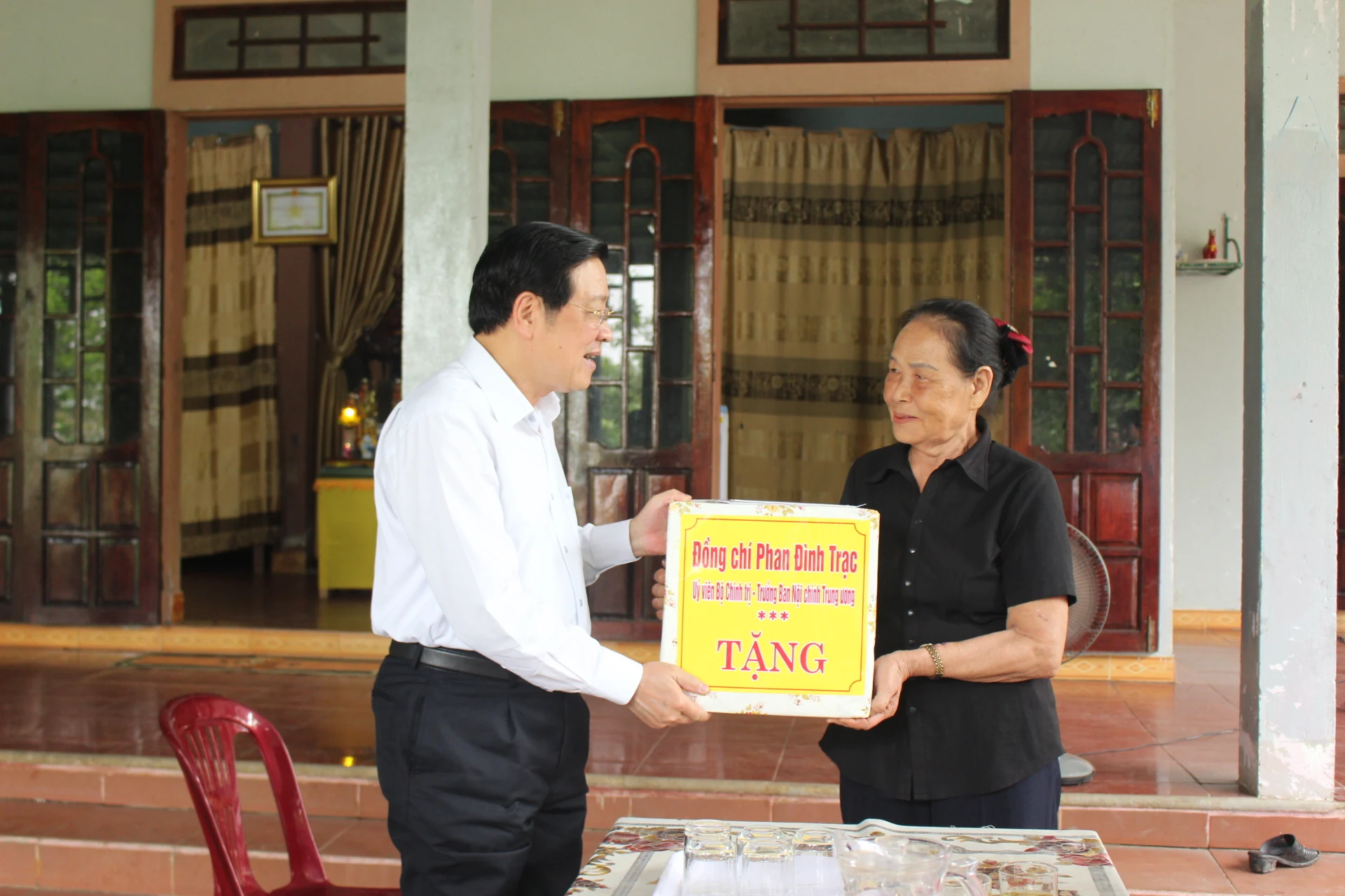 Trưởng Ban Nội chính Trung ương Phan Đình Trạc thăm, tặng quà cho người có công ở huyện Gio Linh