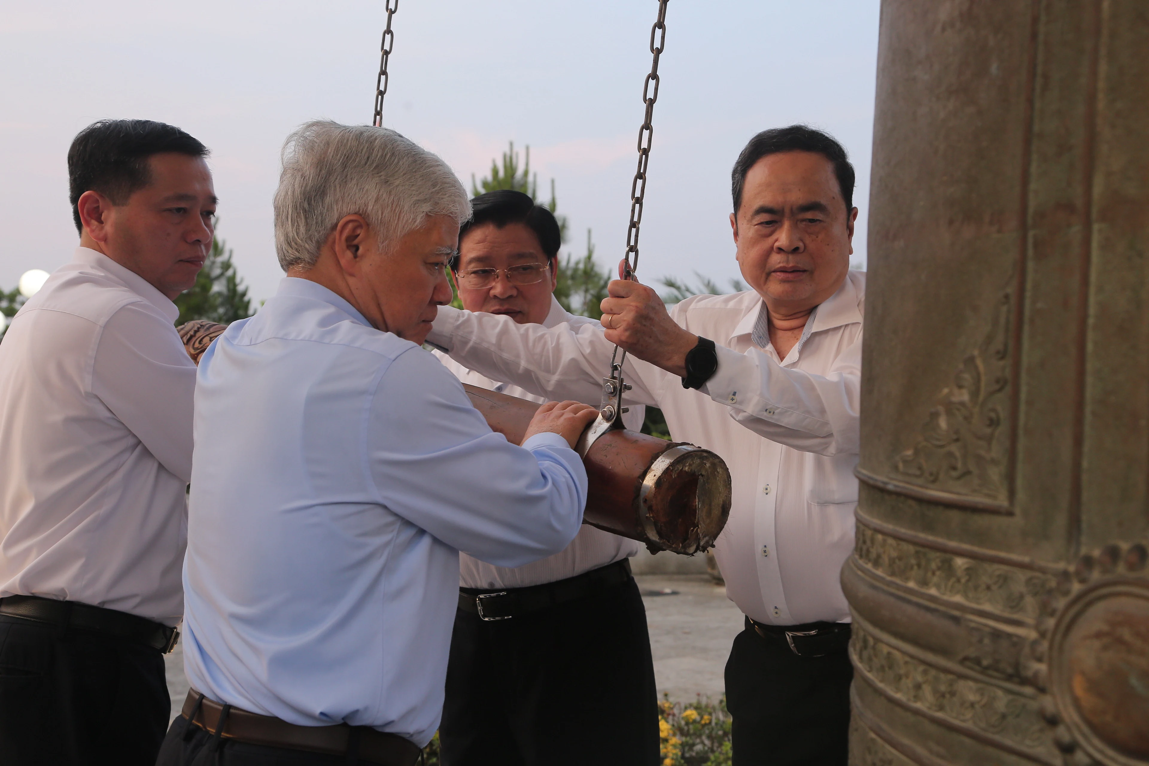 Chủ tịch Quốc hội Trần Thanh Mẫn viếng 2 Nghĩa trang Liệt sĩ quốc gia Trường Sơn và Đường 9