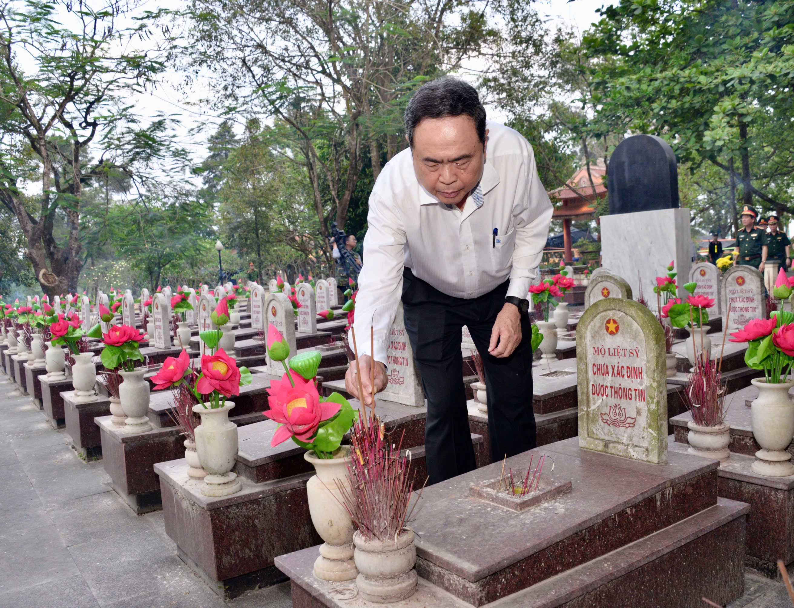 Chủ tịch Quốc hội Trần Thanh Mẫn viếng 2 Nghĩa trang Liệt sĩ quốc gia Trường Sơn và Đường 9