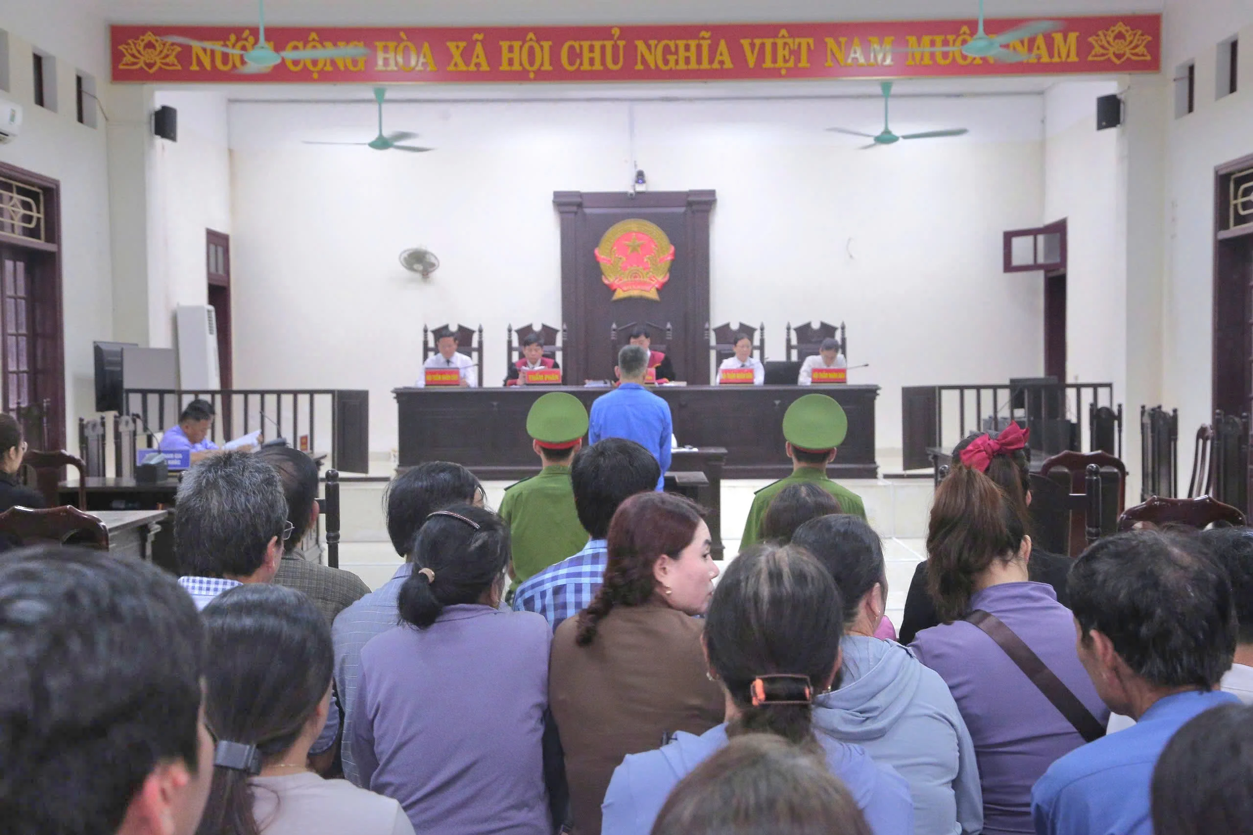 Tuyên án tử hình đối với hung thủ dùng dao giết 2 người trong quán karaoke ở Khe Sanh