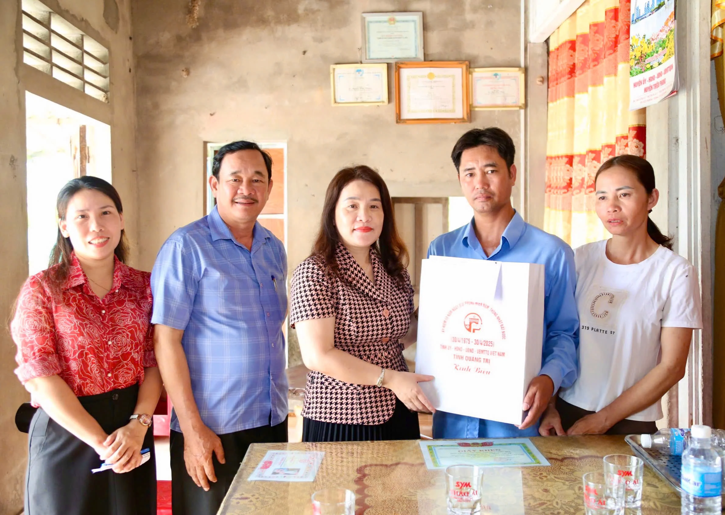 Chủ nhiệm Ủy ban Kiểm tra Tỉnh ủy Hồ Thị Thu Hằng thăm, tặng quà các gia đình người có công với cách mạng