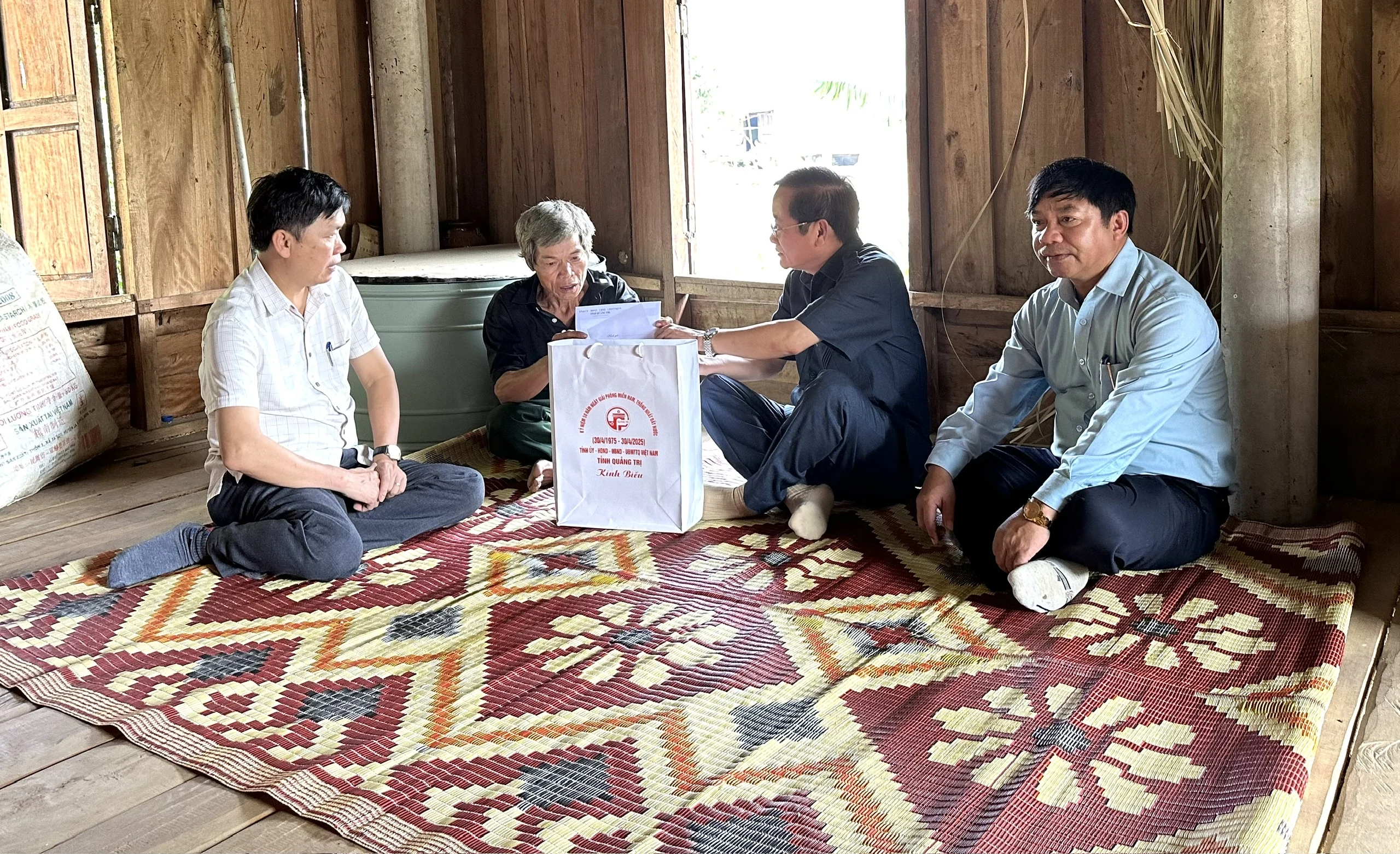 Trưởng Ban Tuyên giáo và Dân vận Tỉnh uỷ Hồ Đại Nam thăm, tặng quà các gia đình Anh hùng lực lượng vũ trang
