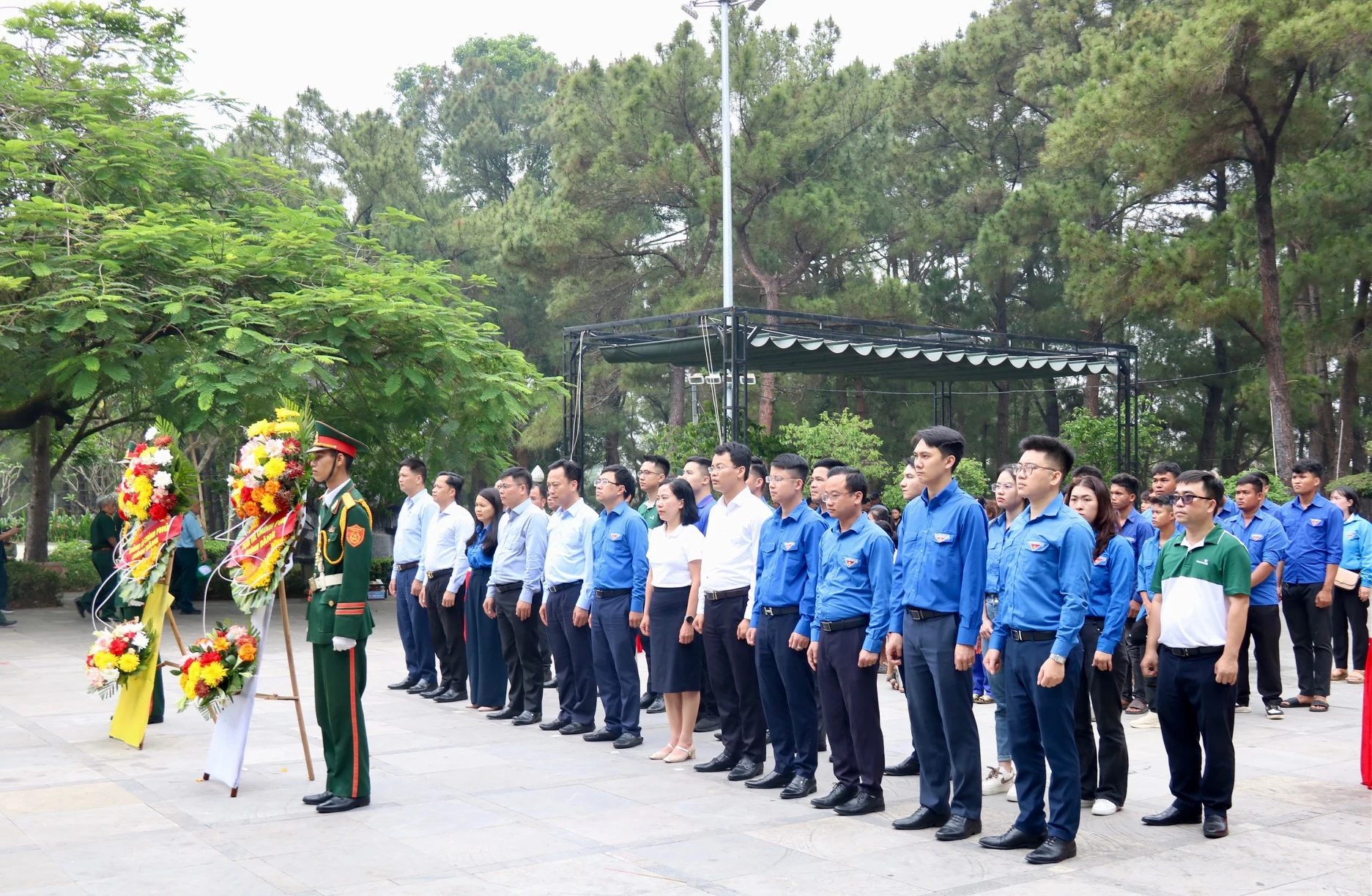 Đoàn công tác Đảng ủy Chính phủ dâng hương, dâng hoa tri ân các anh hùng liệt sĩ