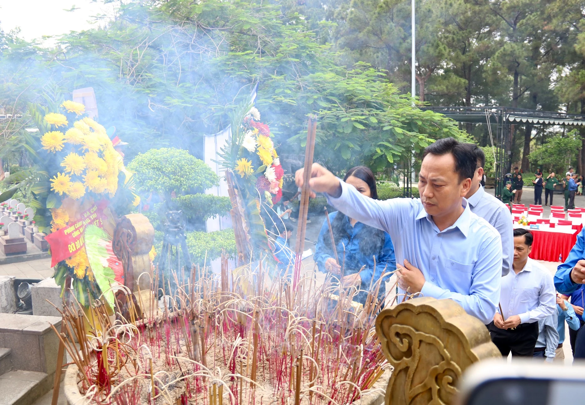 Đoàn công tác Đảng ủy Chính phủ dâng hương, dâng hoa tri ân các anh hùng liệt sĩ