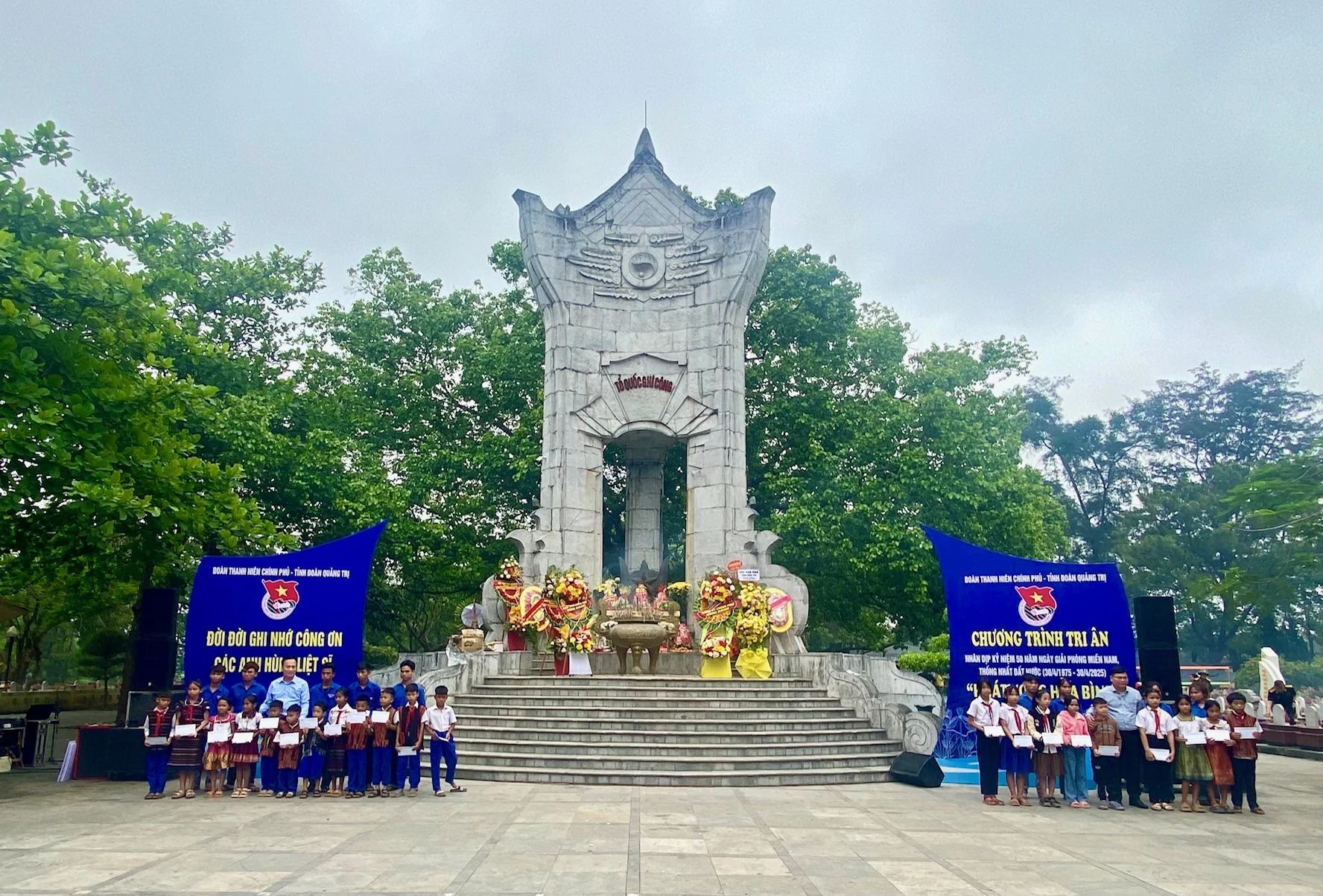 Đoàn công tác Đảng ủy Chính phủ dâng hương, dâng hoa tri ân các anh hùng liệt sĩ