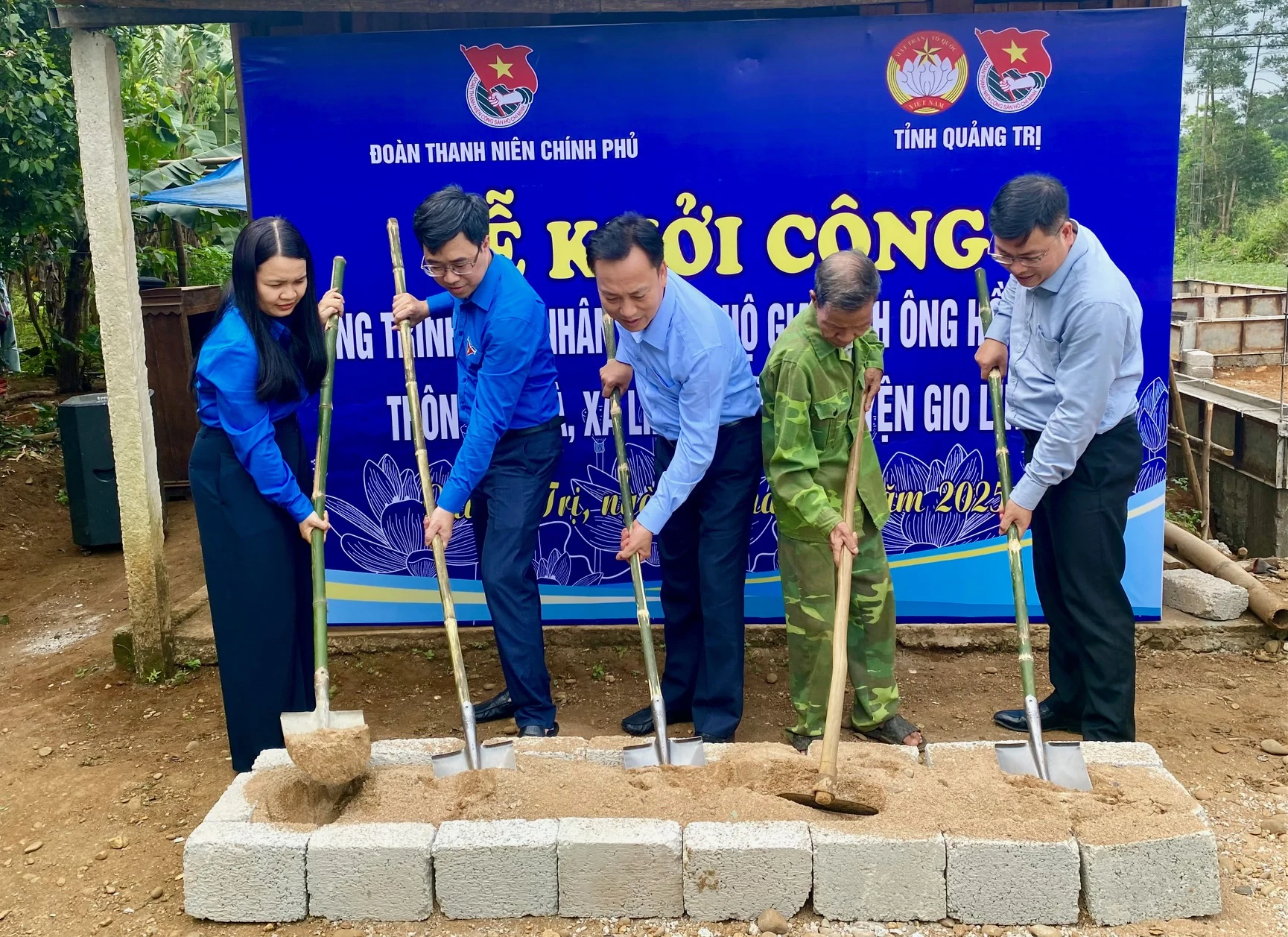 Đoàn công tác Đảng ủy Chính phủ dâng hương, dâng hoa tri ân các anh hùng liệt sĩ