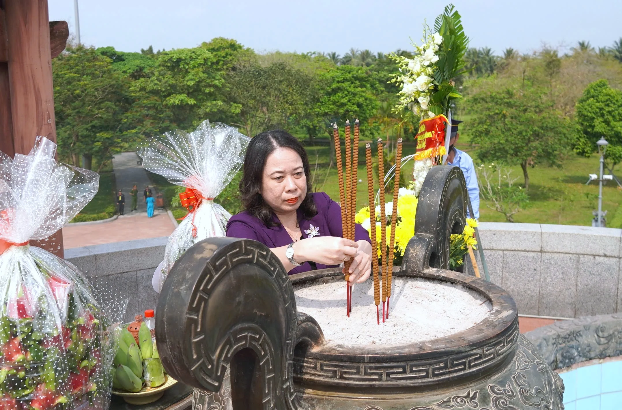 Phó Chủ tịch nước Võ Thị Ánh Xuân tri ân các anh hùng liệt sĩ