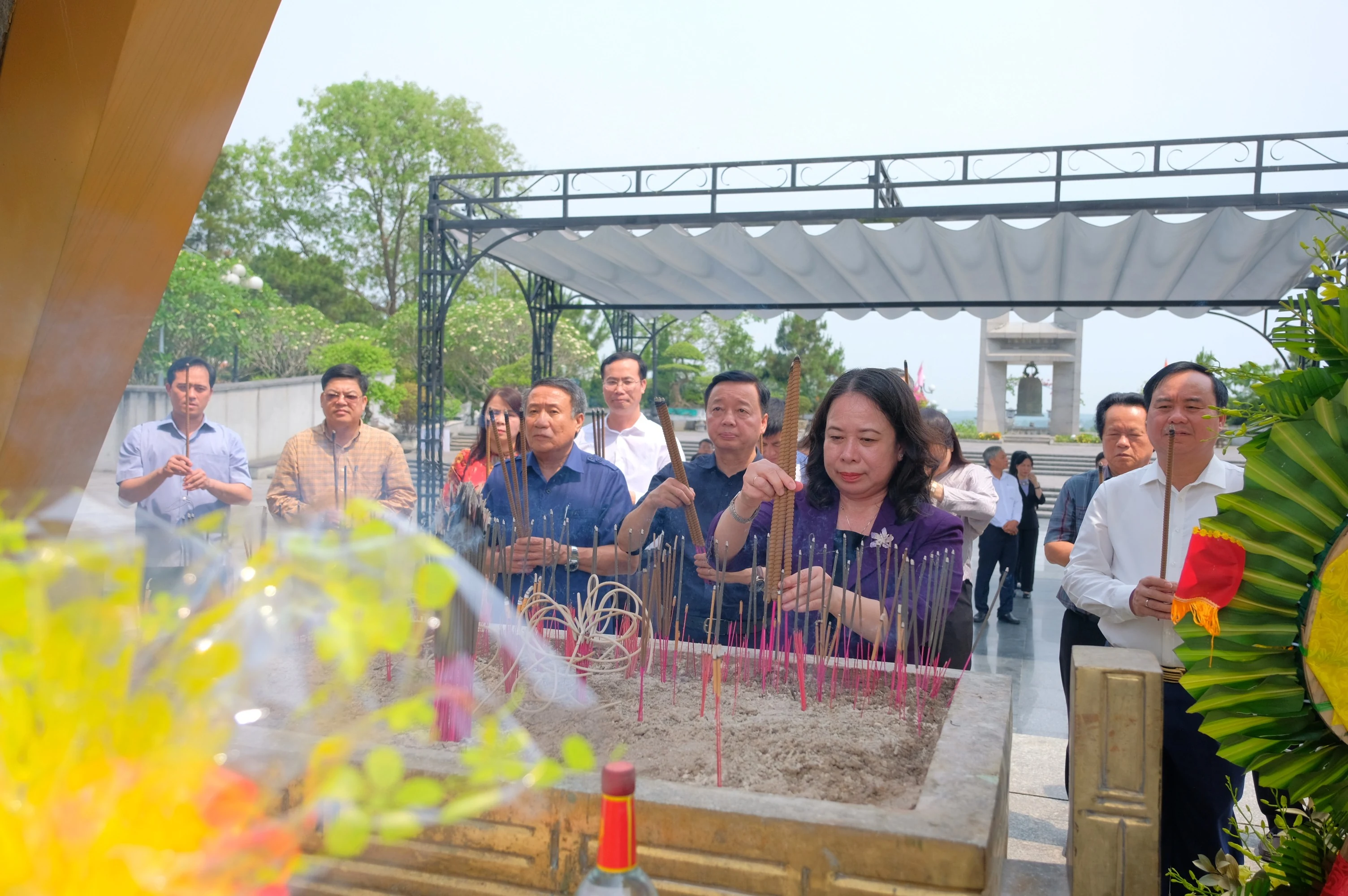 Phó Chủ tịch nước Võ Thị Ánh Xuân tri ân các anh hùng liệt sĩ