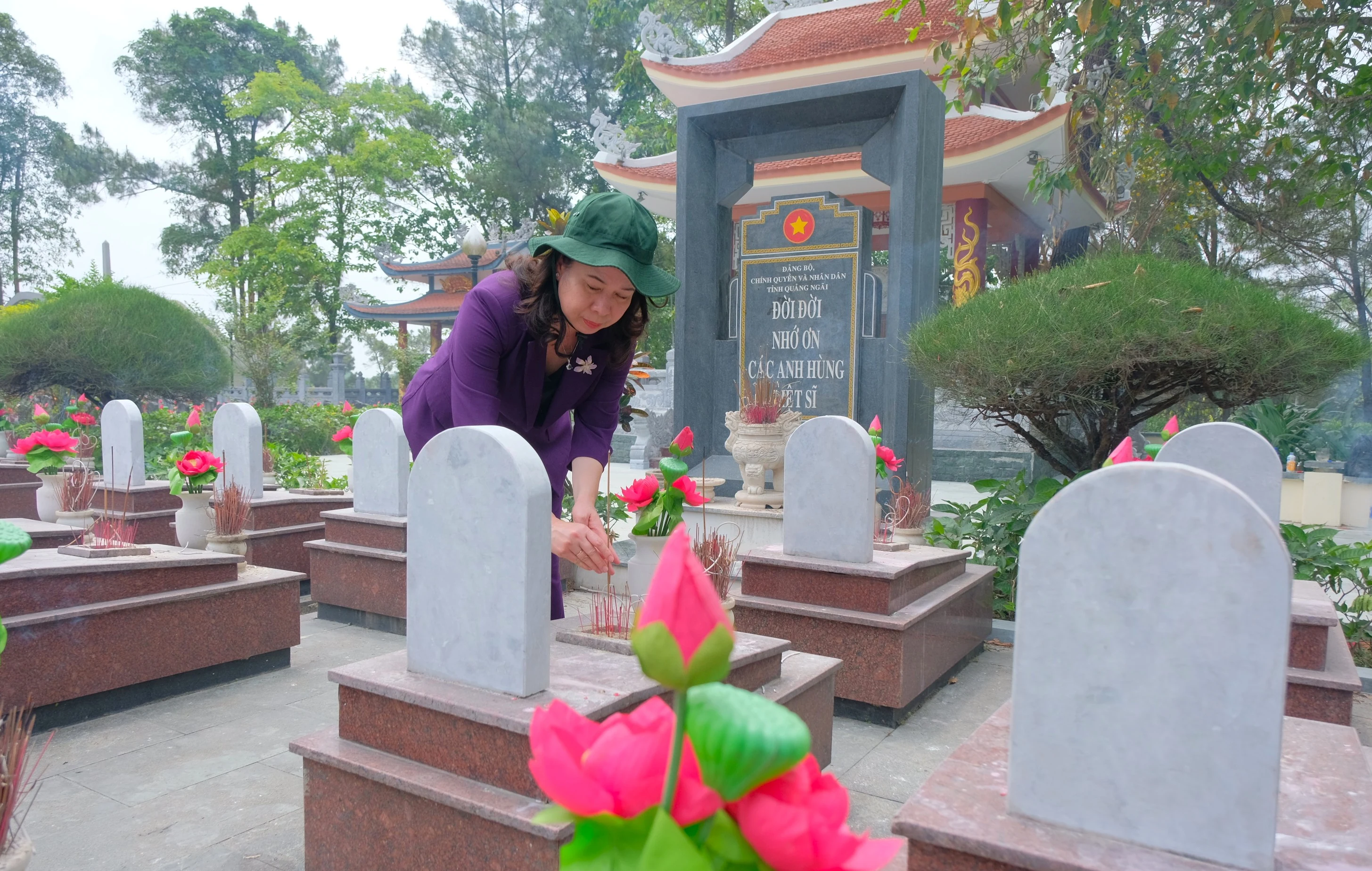 Phó Chủ tịch nước Võ Thị Ánh Xuân tri ân các anh hùng liệt sĩ