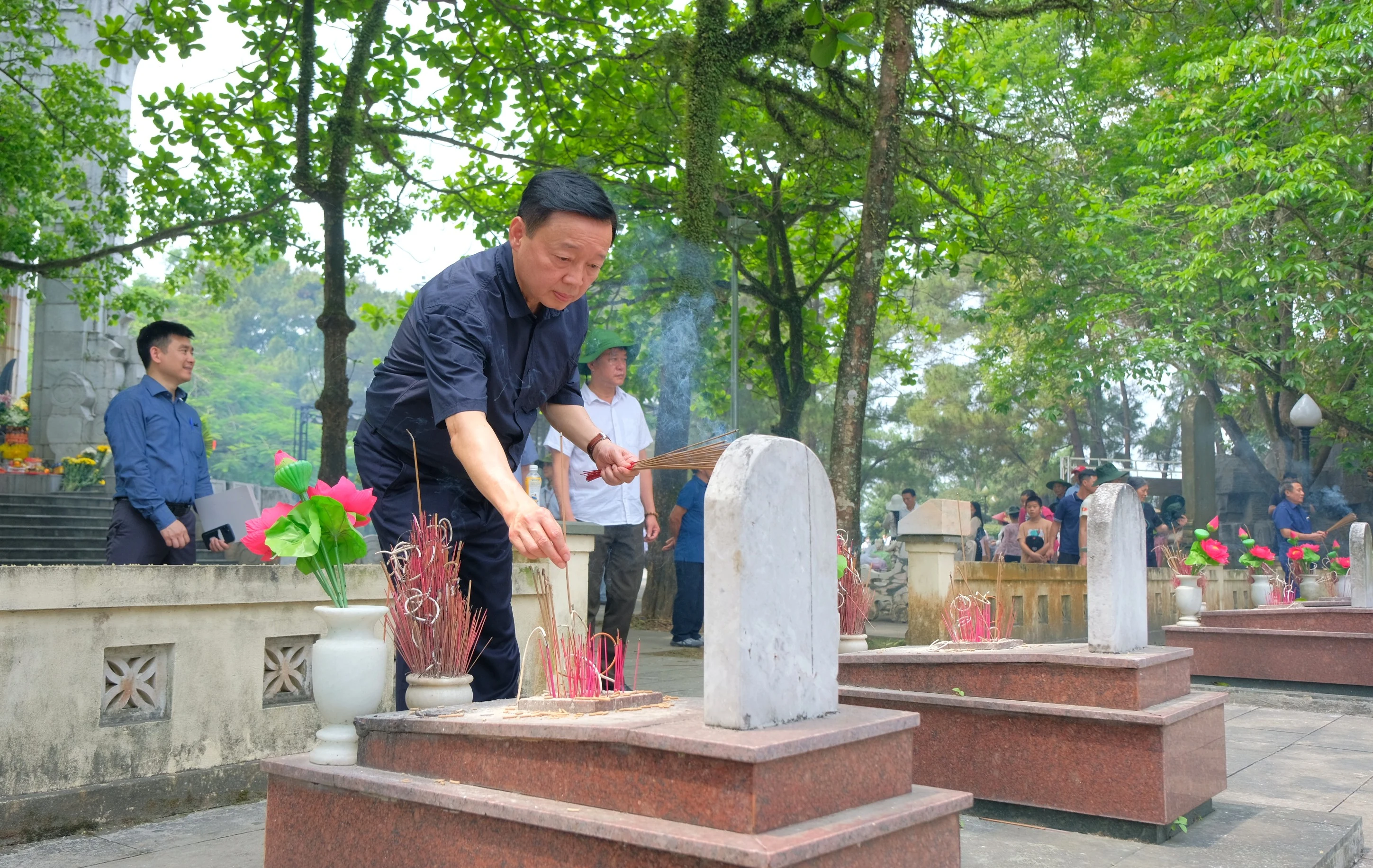 Phó Chủ tịch nước Võ Thị Ánh Xuân tri ân các anh hùng liệt sĩ