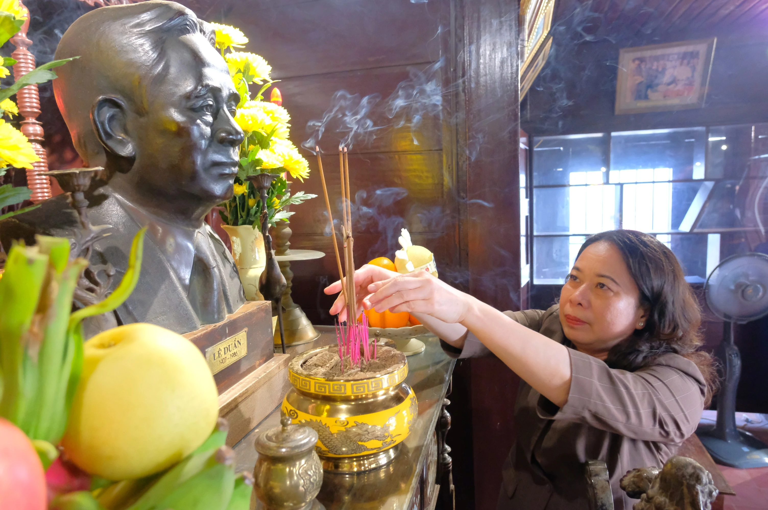 Phó Chủ tịch nước Võ Thị Ánh Xuân dâng hương tại Khu lưu niệm Tổng Bí thư Lê Duẩn