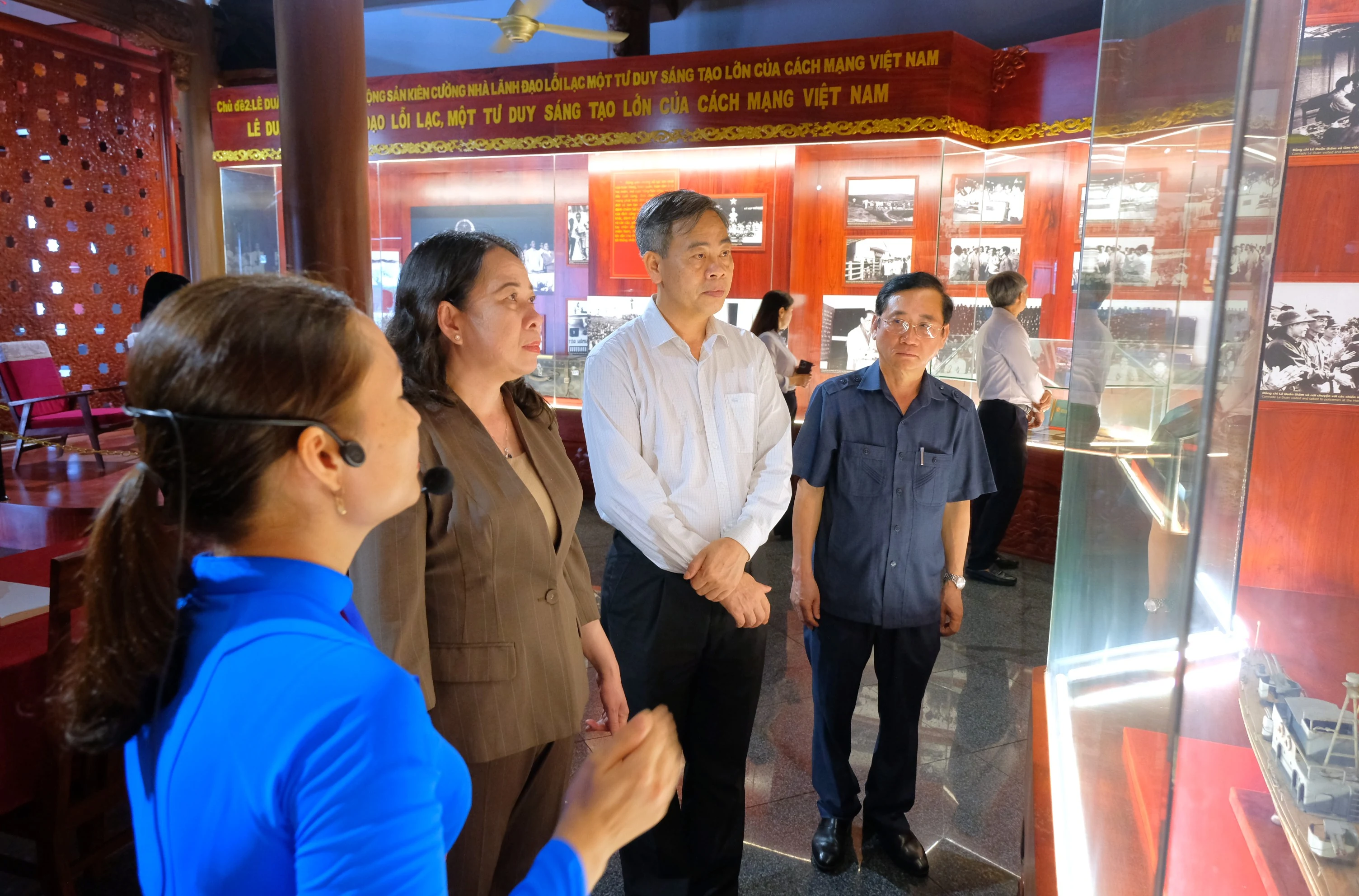Phó Chủ tịch nước Võ Thị Ánh Xuân dâng hương tại Khu lưu niệm Tổng Bí thư Lê Duẩn