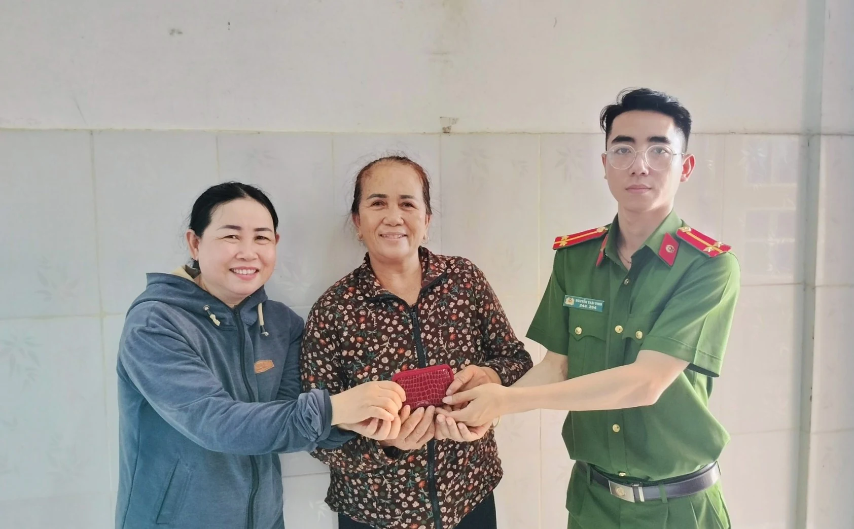 Công an xã Gio Sơn trao trả tài sản do người đánh mất