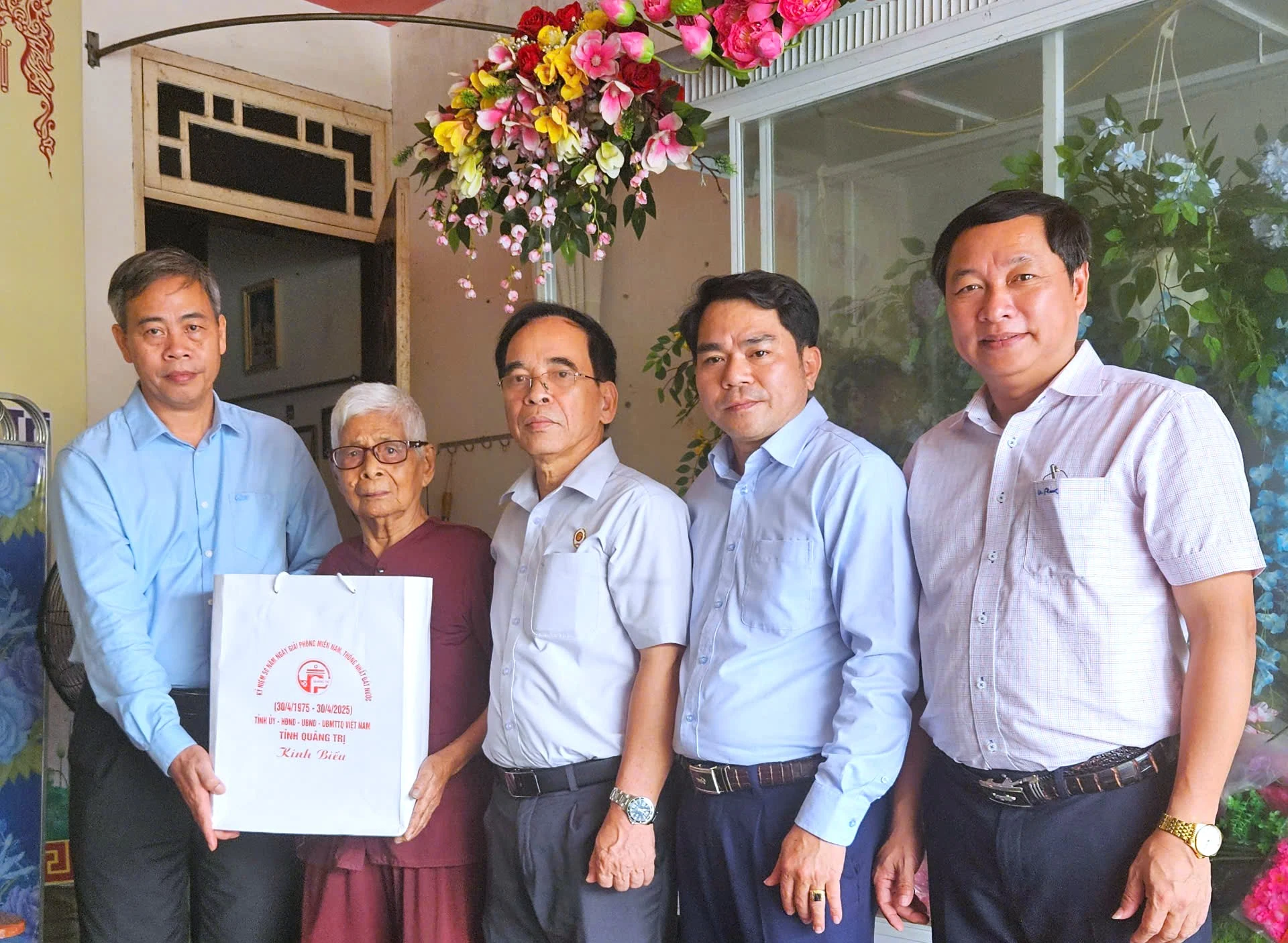 Phó Bí thư Thường trực Tỉnh ủy, Chủ tịch HĐND tỉnh Nguyễn Đăng Quang thăm, tặng quà cho các gia đình có công với cách mạng