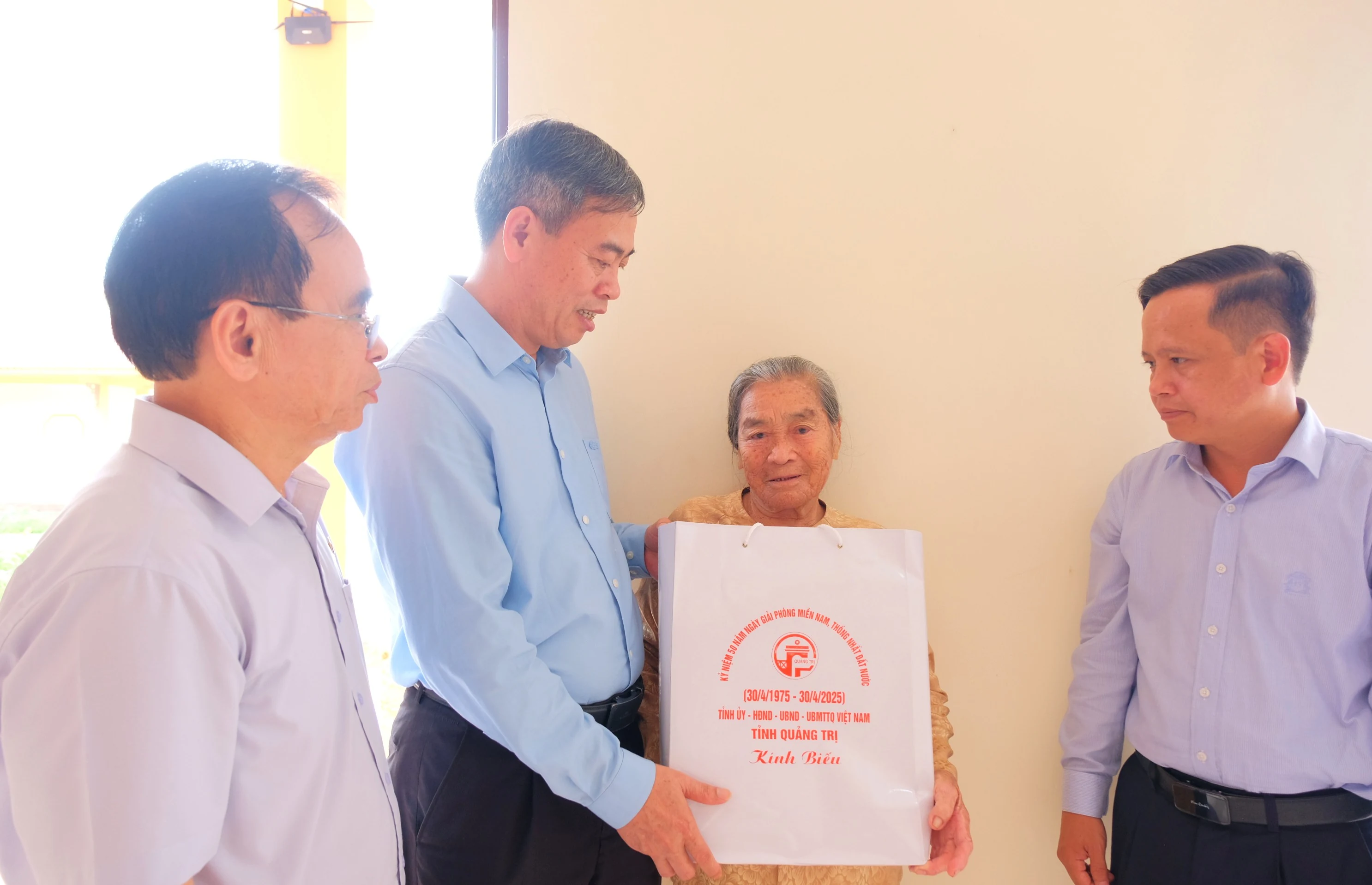 Phó Bí thư Thường trực Tỉnh ủy, Chủ tịch HĐND tỉnh Nguyễn Đăng Quang thăm, tặng quà cho các gia đình có công với cách mạng