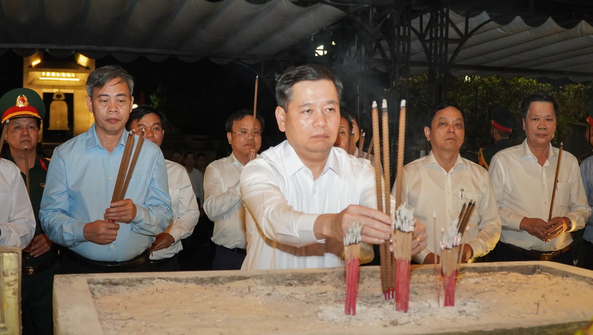 Lãnh đạo tỉnh Quảng Trị dâng hương tưởng nhớ các anh hùng liệt sĩ