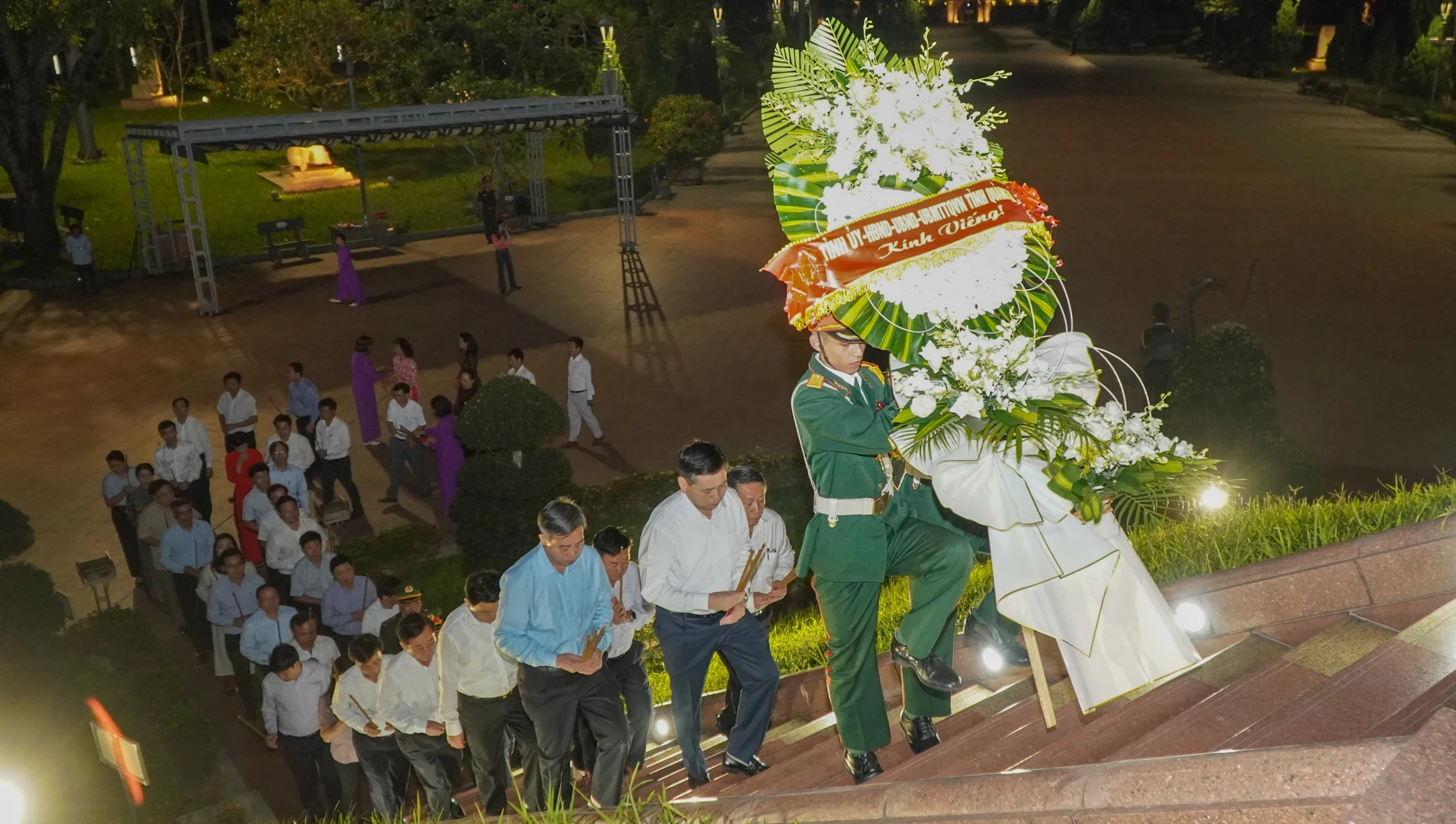 Lãnh đạo tỉnh Quảng Trị dâng hương tưởng nhớ các anh hùng liệt sĩ