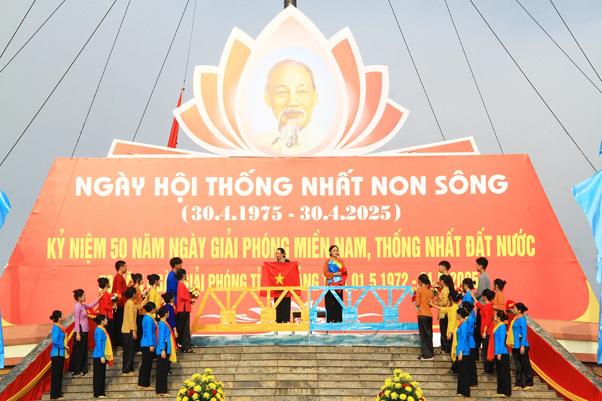 Tổ chức trang trọng Lễ Thượng cờ “Thống nhất non sông”