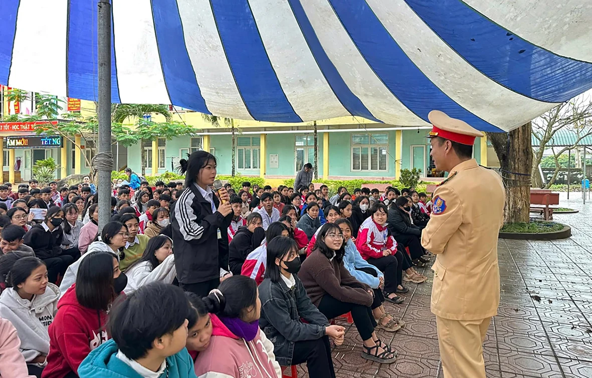 Đakrông tăng cường các giải pháp đảm bảo trật tự an toàn giao thông cho học sinh