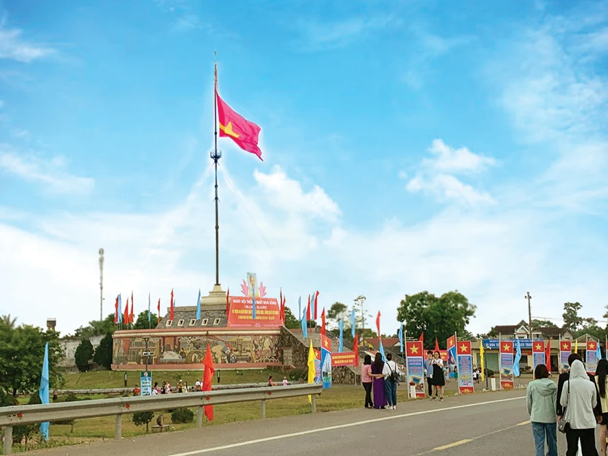 Let the national flag fly high over the skies of Hien Luong
