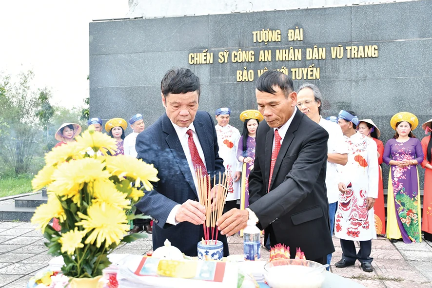 Cúi mặt khỏa nước sông Bến Hải