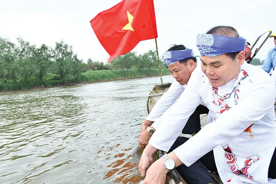 Cúi mặt khỏa nước sông Bến Hải