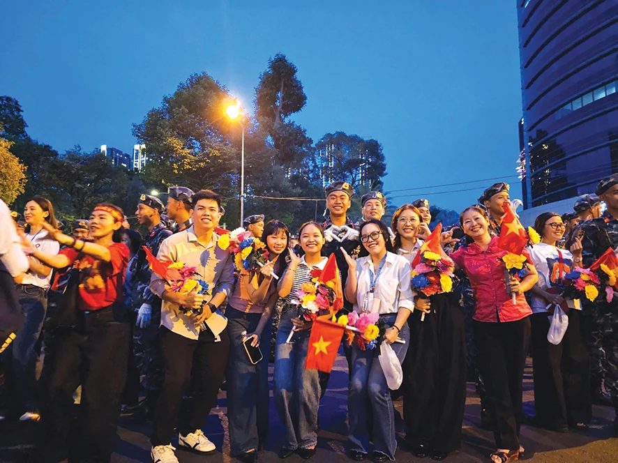 Biển xanh sông gấm thắm màu hòa bình
