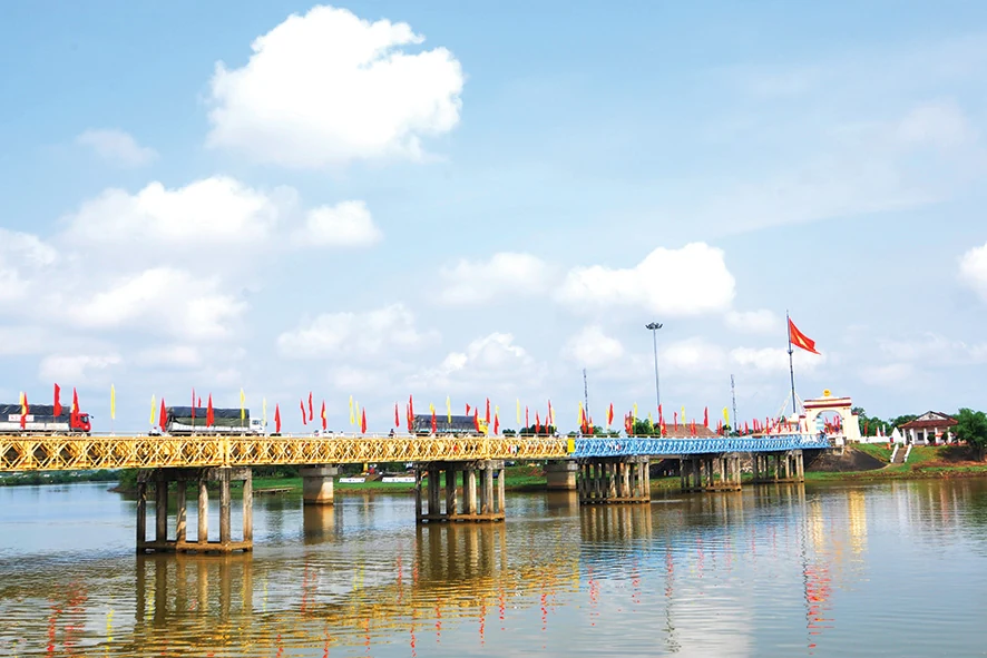 Bên ven bờ Hiền Lương...