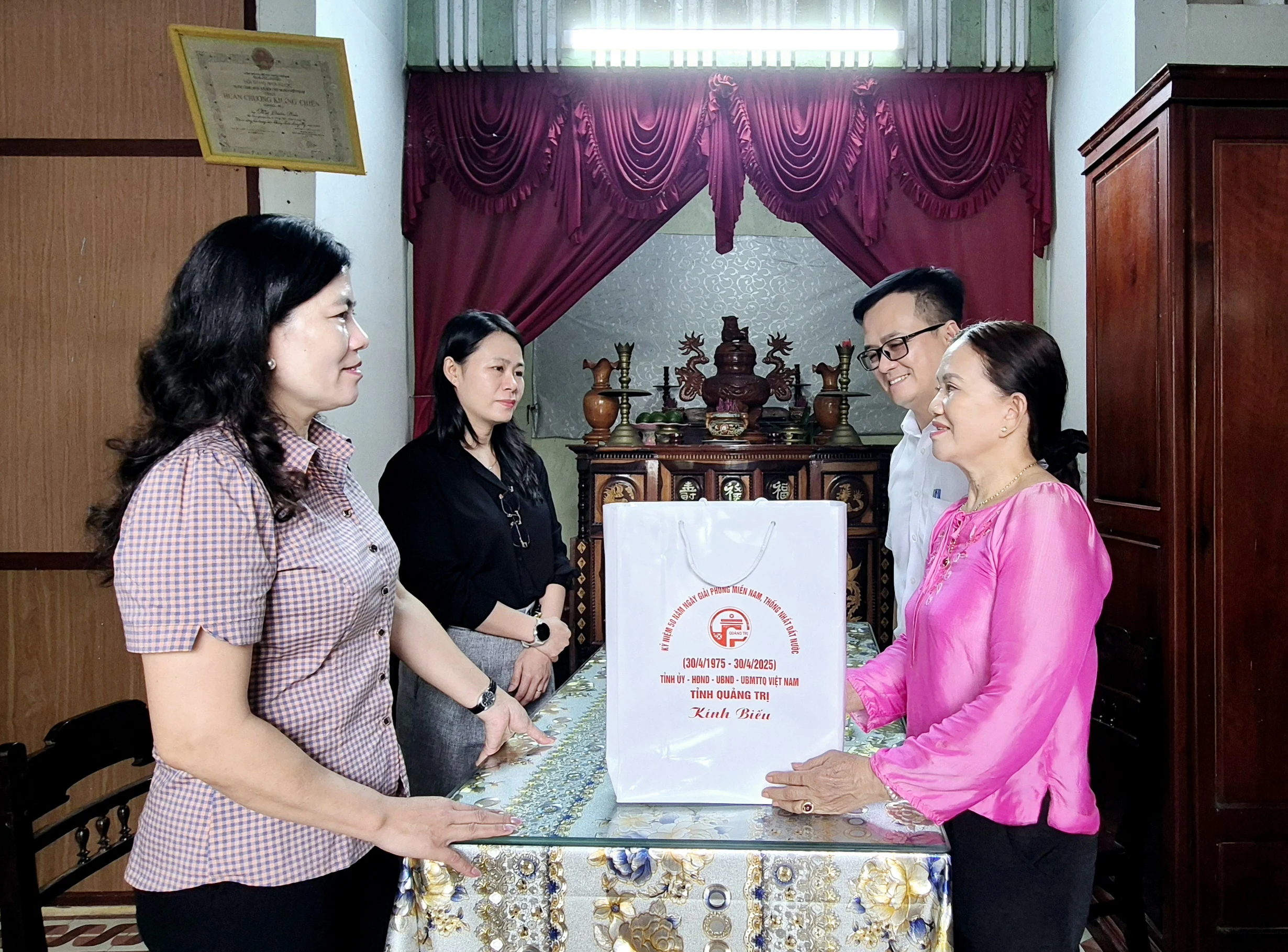 Trưởng Ban Nội chính Tỉnh ủy Ly Kiều Vân thăm các gia đình chính sách