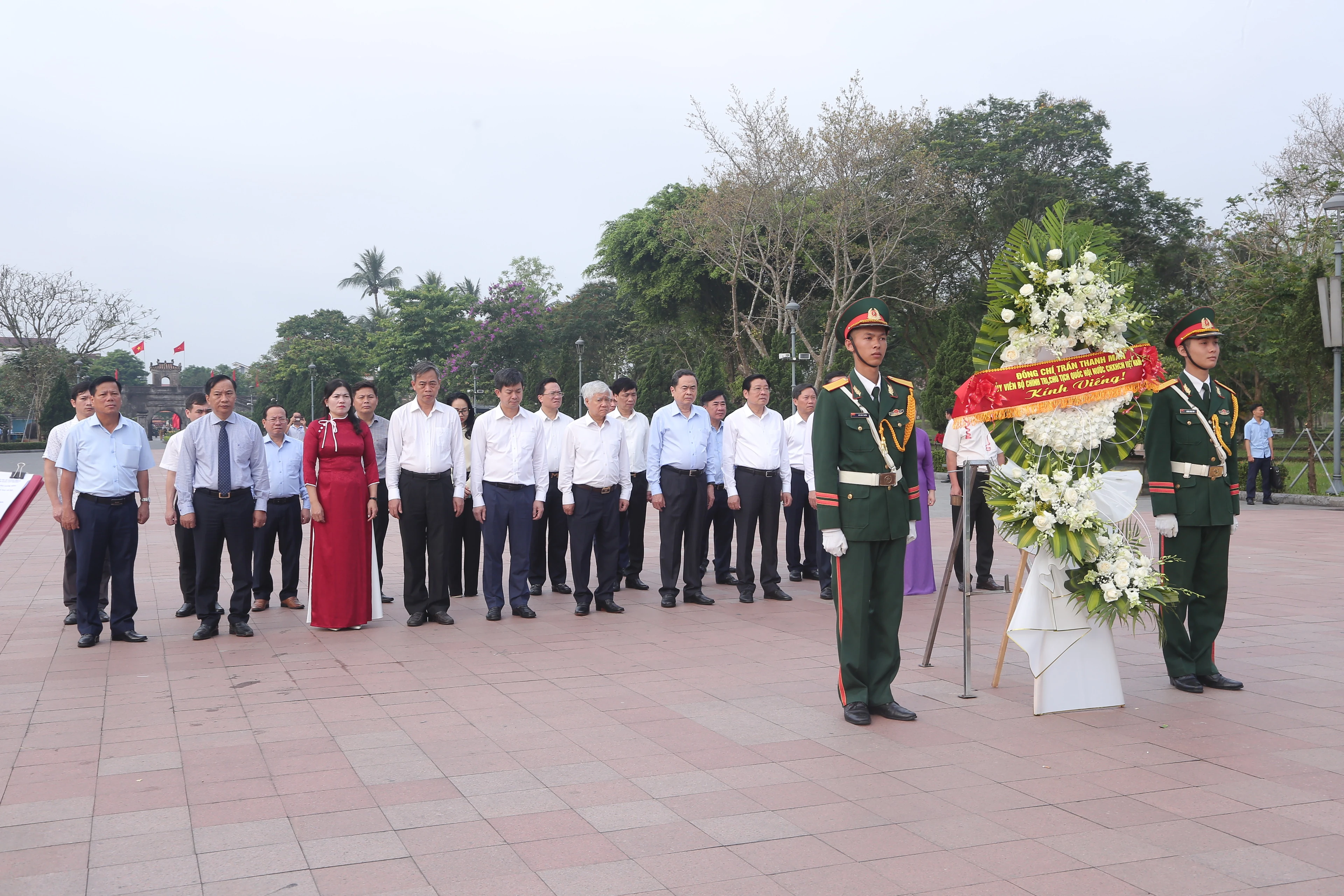 Chủ tịch Quốc hội Trần Thanh Mẫn thăm gia đình chính sách và dâng hoa tại Thành Cổ Quảng Trị