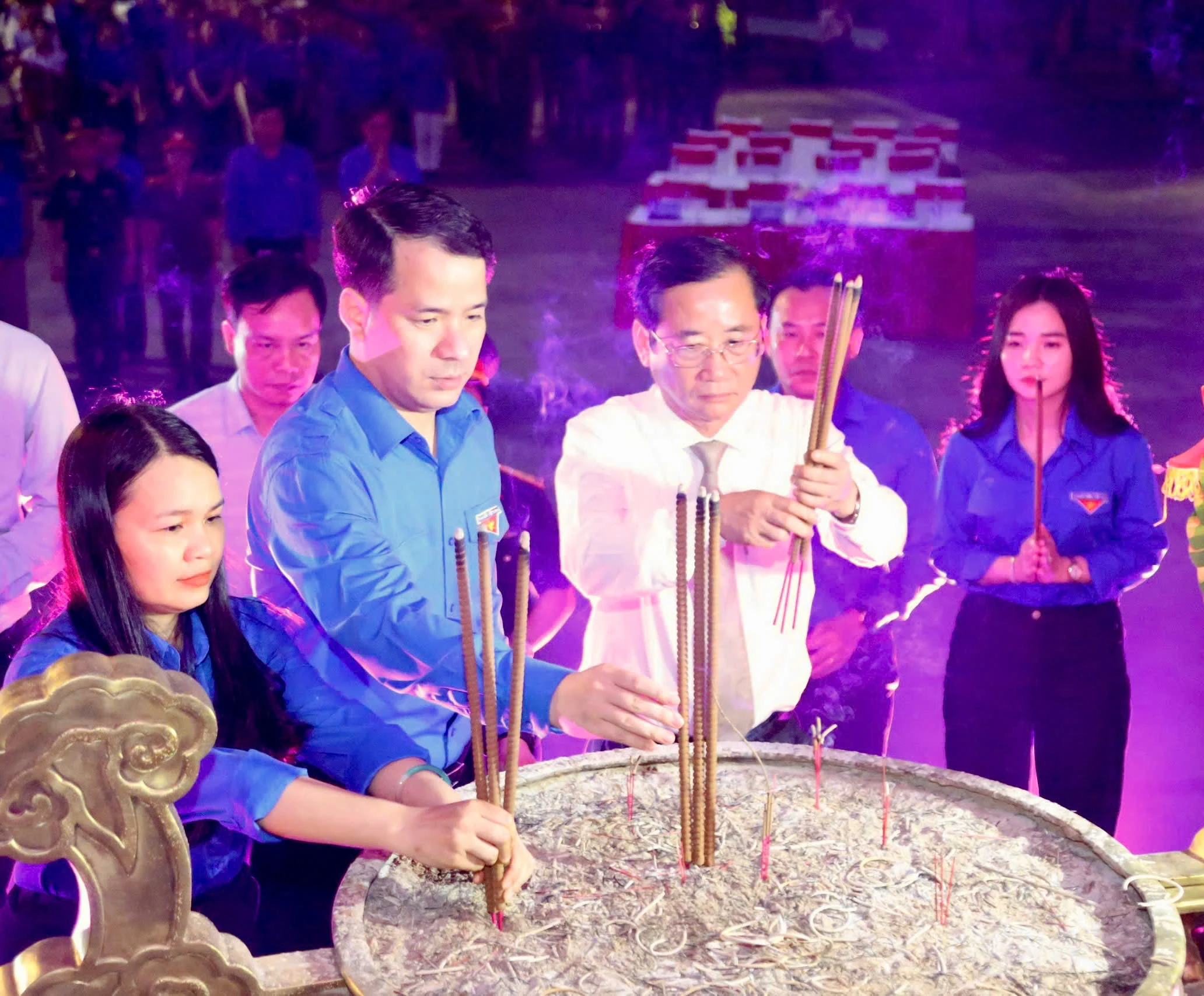 Tuổi trẻ thắp nến tri ân các anh hùng liệt sĩ