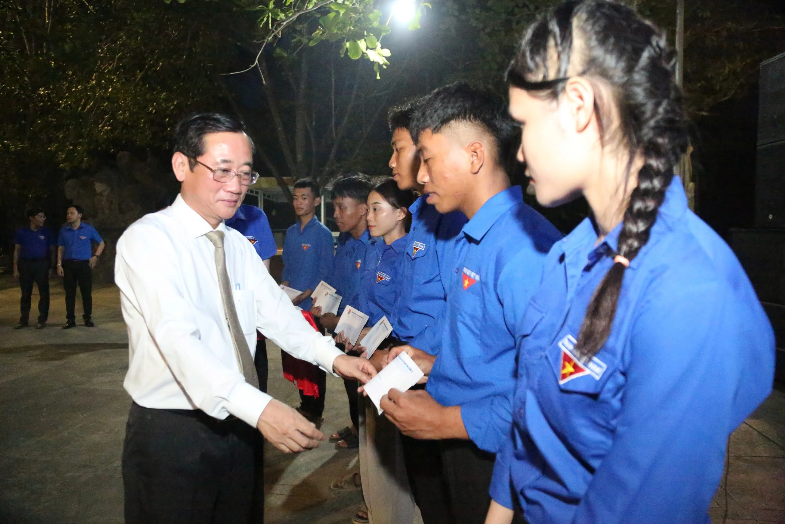 Tuổi trẻ thắp nến tri ân các anh hùng liệt sĩ