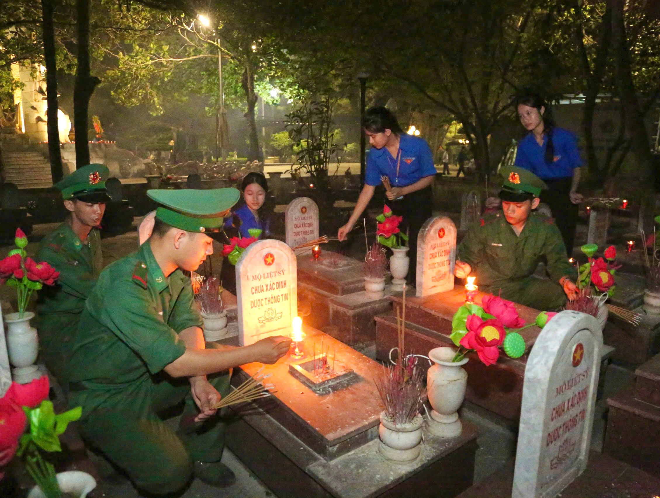 Tuổi trẻ thắp nến tri ân các anh hùng liệt sĩ