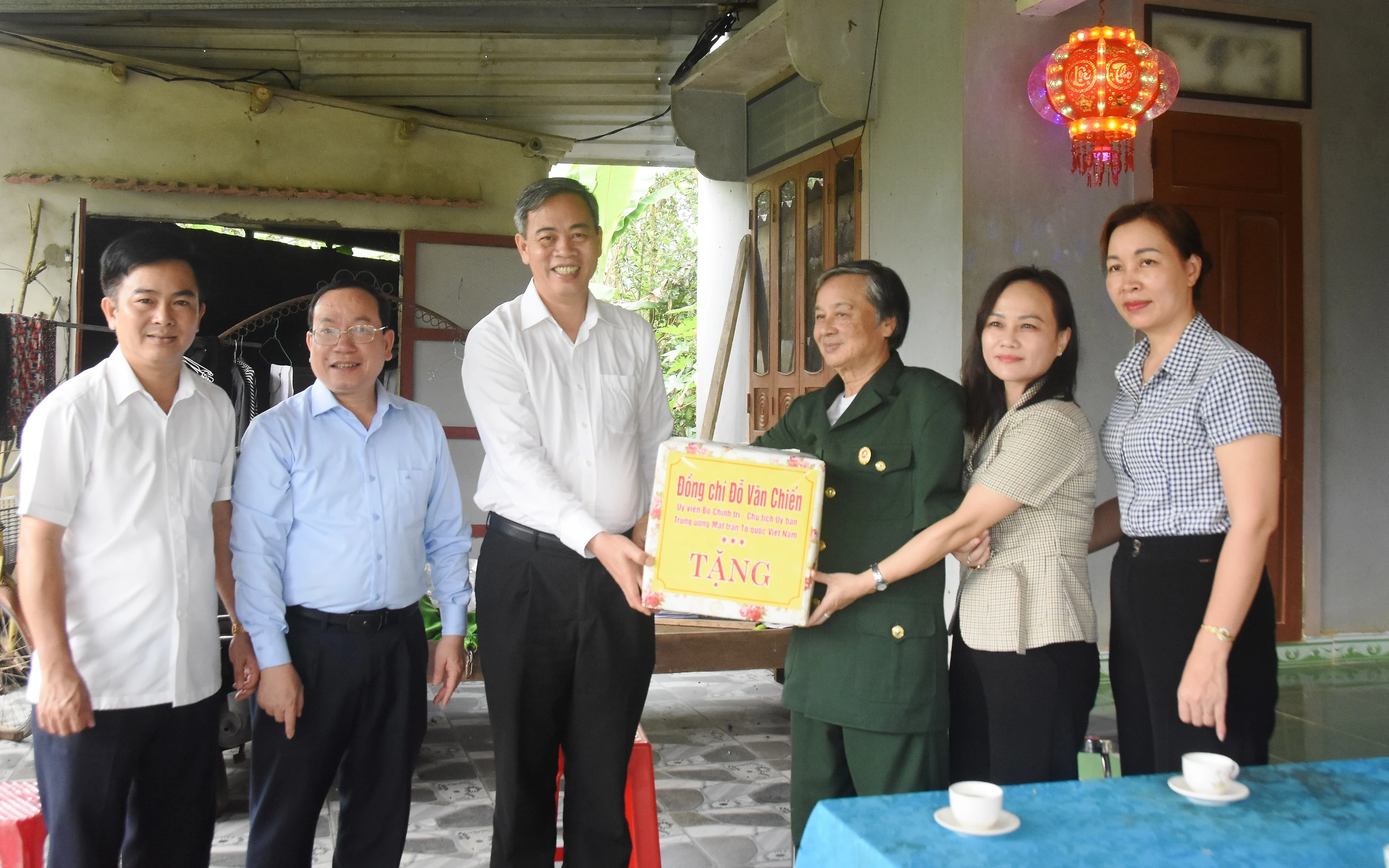 Phó Bí thư Thường trực Tỉnh ủy, Chủ tịch HĐND tỉnh Nguyễn Đăng Quang thăm các gia đình chính sách 
