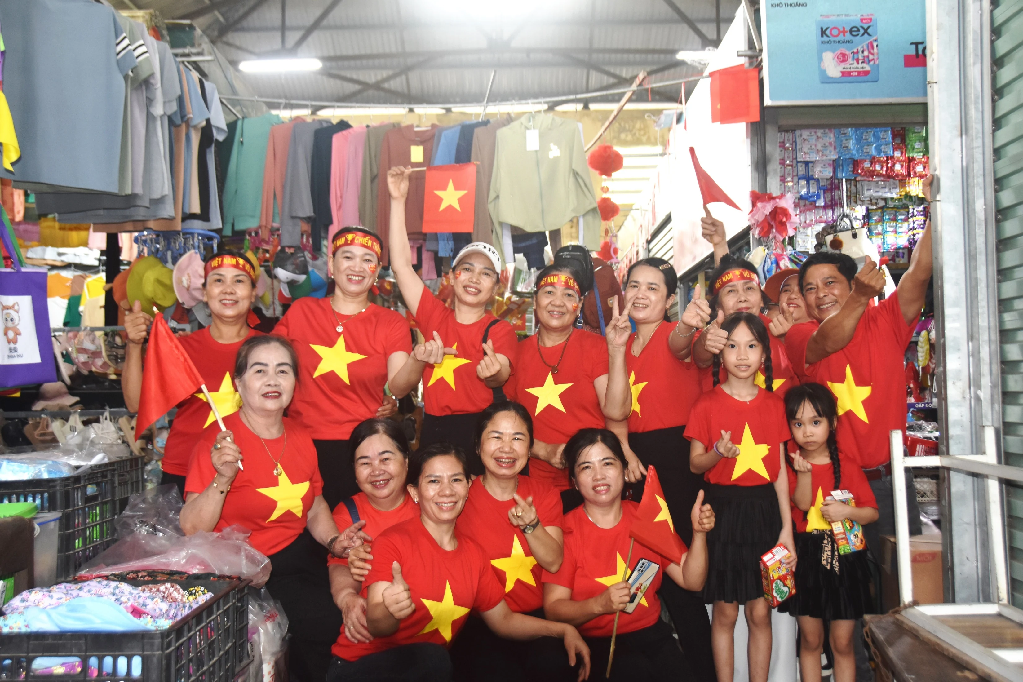 Hàng trăm tiểu thương chợ Lai Phước mặc áo đỏ sao vàng mừng ngày hội lớn của đất nước